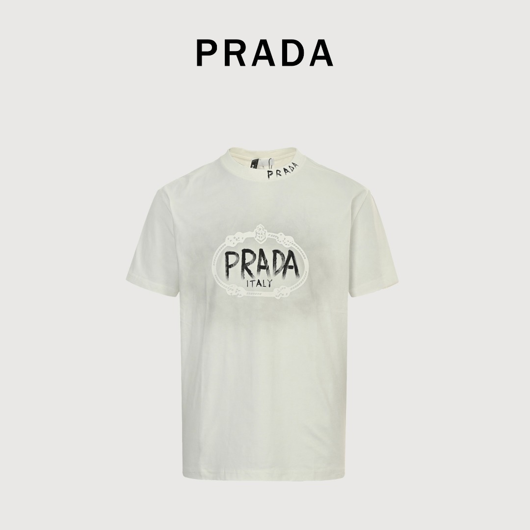 本地自取💰140 Prada/普拉达 手绘字母水洗圆领短袖 定制高克重 针织棉面料精心制作，手感特别的扎实，质感拉满，松软细腻上身舒适，优越的吸湿排汗性能，不闷热！胸前草写logo十分显目，渐变水洗破坏，辨识度超高！宽松OS版型裁剪，符合当下的潮流审美，大大地一件包容性强，随意上身就能轻松凹出造型！ size：S-L