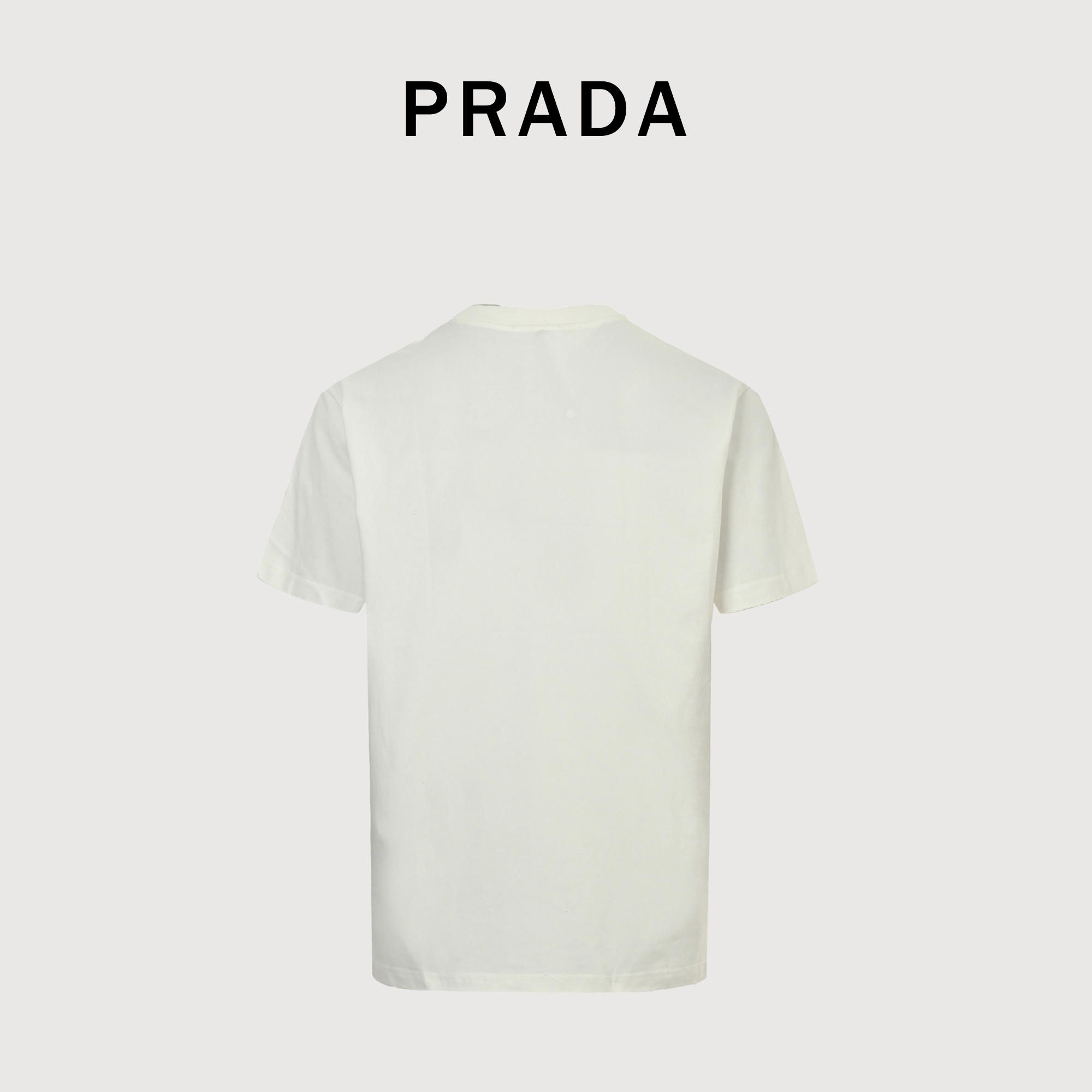 本地自取💰140 Prada/普拉达 手绘字母水洗圆领短袖 定制高克重 针织棉面料精心制作,手感特别的扎实,质感拉满,松软细腻上身舒适,优越的吸湿排汗性能,不闷热!胸前草写logo十分显目,渐变水洗破坏,辨识度超高!宽松OS版型裁剪,符合当下的潮流审美,大大地一件包容性强,随意上身就能轻松凹出造型! size:S-L