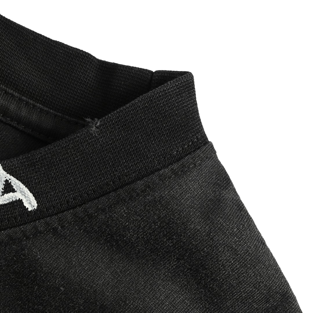 本地自取💰140 Prada/普拉达 手绘字母水洗圆领短袖 定制高克重 针织棉面料精心制作,手感特别的扎实,质感拉满,松软细腻上身舒适,优越的吸湿排汗性能,不闷热!胸前草写logo十分显目,渐变水洗破坏,辨识度超高!宽松OS版型裁剪,符合当下的潮流审美,大大地一件包容性强,随意上身就能轻松凹出造型! size:S-L