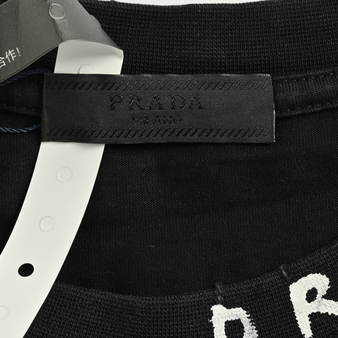 本地自取💰140 Prada/普拉达 手绘字母水洗圆领短袖 定制高克重 针织棉面料精心制作,手感特别的扎实,质感拉满,松软细腻上身舒适,优越的吸湿排汗性能,不闷热!胸前草写logo十分显目,渐变水洗破坏,辨识度超高!宽松OS版型裁剪,符合当下的潮流审美,大大地一件包容性强,随意上身就能轻松凹出造型! size:S-L