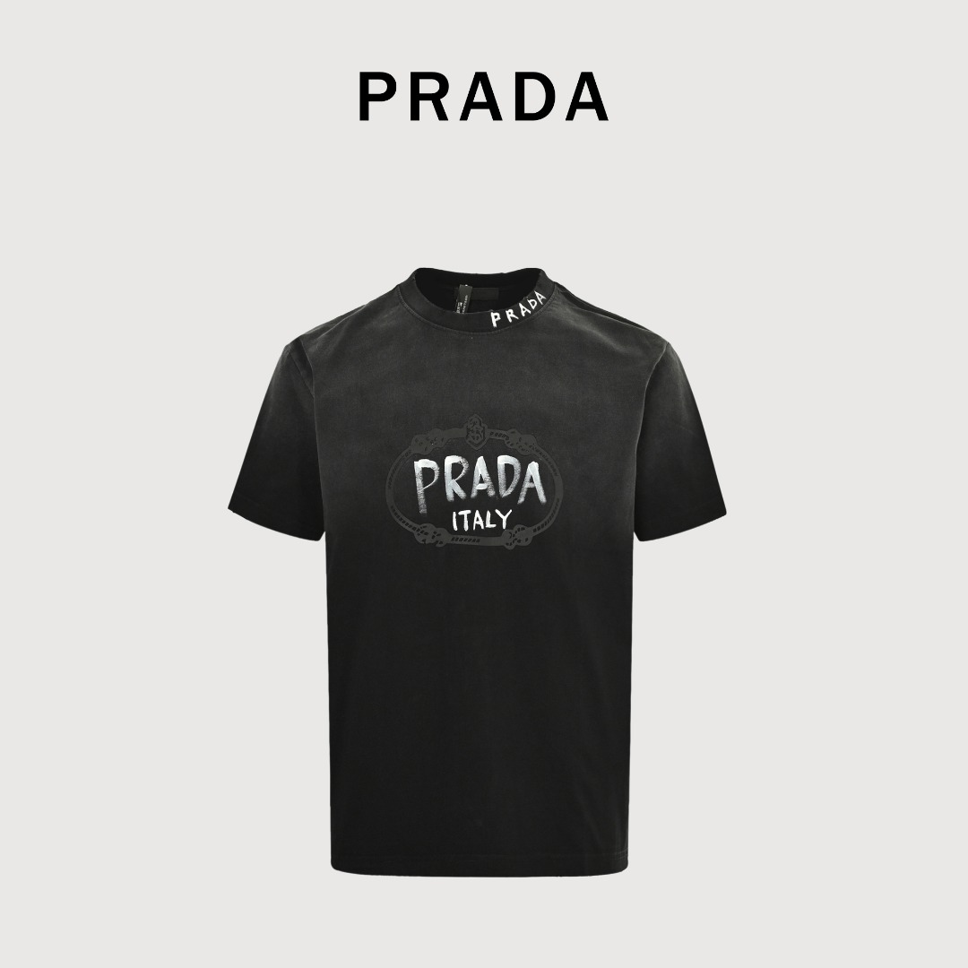 本地自取💰140 Prada/普拉达 手绘字母水洗圆领短袖 定制高克重 针织棉面料精心制作，手感特别的扎实，质感拉满，松软细腻上身舒适，优越的吸湿排汗性能，不闷热！胸前草写logo十分显目，渐变水洗破坏，辨识度超高！宽松OS版型裁剪，符合当下的潮流审美，大大地一件包容性强，随意上身就能轻松凹出造型！ size：S-L