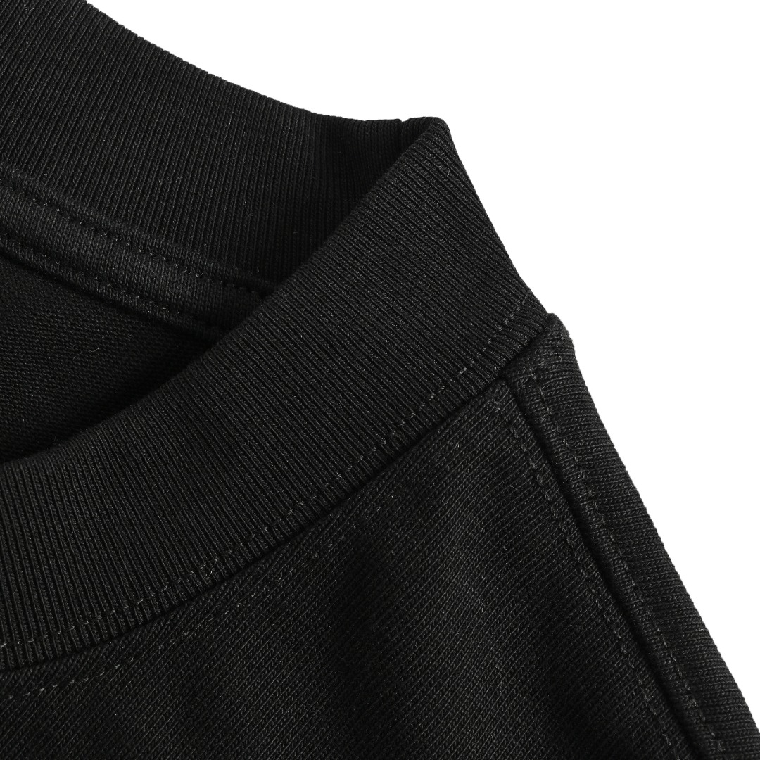 Prada/普拉达 25ss 拼色刺绣字母短袖 32支双纱面料克重280克纯棉营造,纺织密度高,垂感佳,不易变形,厚织感加上紧密纺纱工艺,不会影响Tee的透气性,成色的饱和度很高,进口印花材料,宽松版型遮肉显瘦不挑人,定织定染纯棉面料,柔软亲肤,领口螺纹定织定染32支1x1双纱螺纹,领口双层缝线包边均匀,工整美观不易变形