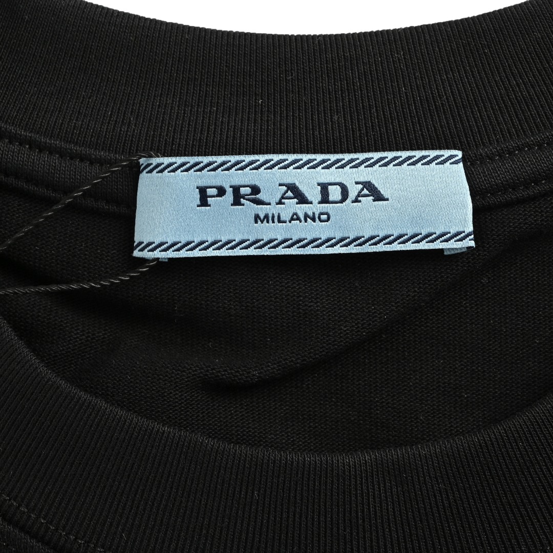 Prada/普拉达 25ss 拼色刺绣字母短袖 32支双纱面料克重280克纯棉营造,纺织密度高,垂感佳,不易变形,厚织感加上紧密纺纱工艺,不会影响Tee的透气性,成色的饱和度很高,进口印花材料,宽松版型遮肉显瘦不挑人,定织定染纯棉面料,柔软亲肤,领口螺纹定织定染32支1x1双纱螺纹,领口双层缝线包边均匀,工整美观不易变形