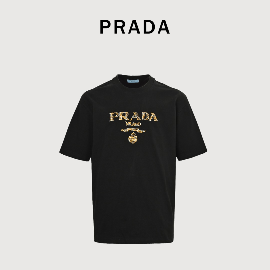 Prada/普拉达 25ss 拼色刺绣字母短袖 32支双纱面料克重280克纯棉营造,纺织密度高,垂感佳,不易变形,厚织感加上紧密纺纱工艺,不会影响Tee的透气性,成色的饱和度很高,进口印花材料,宽松版型遮肉显瘦不挑人,定织定染纯棉面料,柔软亲肤,领口螺纹定织定染32支1x1双纱螺纹,领口双层缝线包边均匀,工整美观不易变形