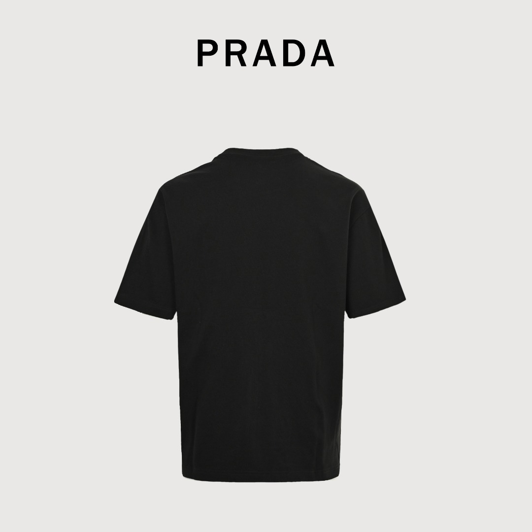 Prada/普拉达 25ss 拼色刺绣字母短袖 32支双纱面料克重280克纯棉营造,纺织密度高,垂感佳,不易变形,厚织感加上紧密纺纱工艺,不会影响Tee的透气性,成色的饱和度很高,进口印花材料,宽松版型遮肉显瘦不挑人,定织定染纯棉面料,柔软亲肤,领口螺纹定织定染32支1x1双纱螺纹,领口双层缝线包边均匀,工整美观不易变形