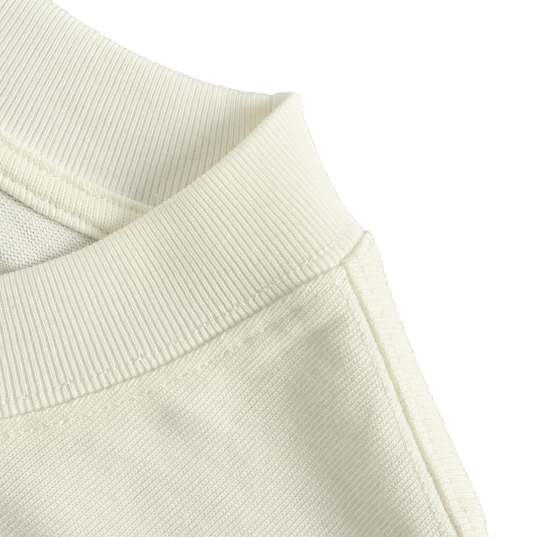 Prada/普拉达 25ss 拼色刺绣字母短袖 32支双纱面料克重280克纯棉营造,纺织密度高,垂感佳,不易变形,厚织感加上紧密纺纱工艺,不会影响Tee的透气性,成色的饱和度很高,进口印花材料,宽松版型遮肉显瘦不挑人,定织定染纯棉面料,柔软亲肤,领口螺纹定织定染32支1x1双纱螺纹,领口双层缝线包边均匀,工整美观不易变形