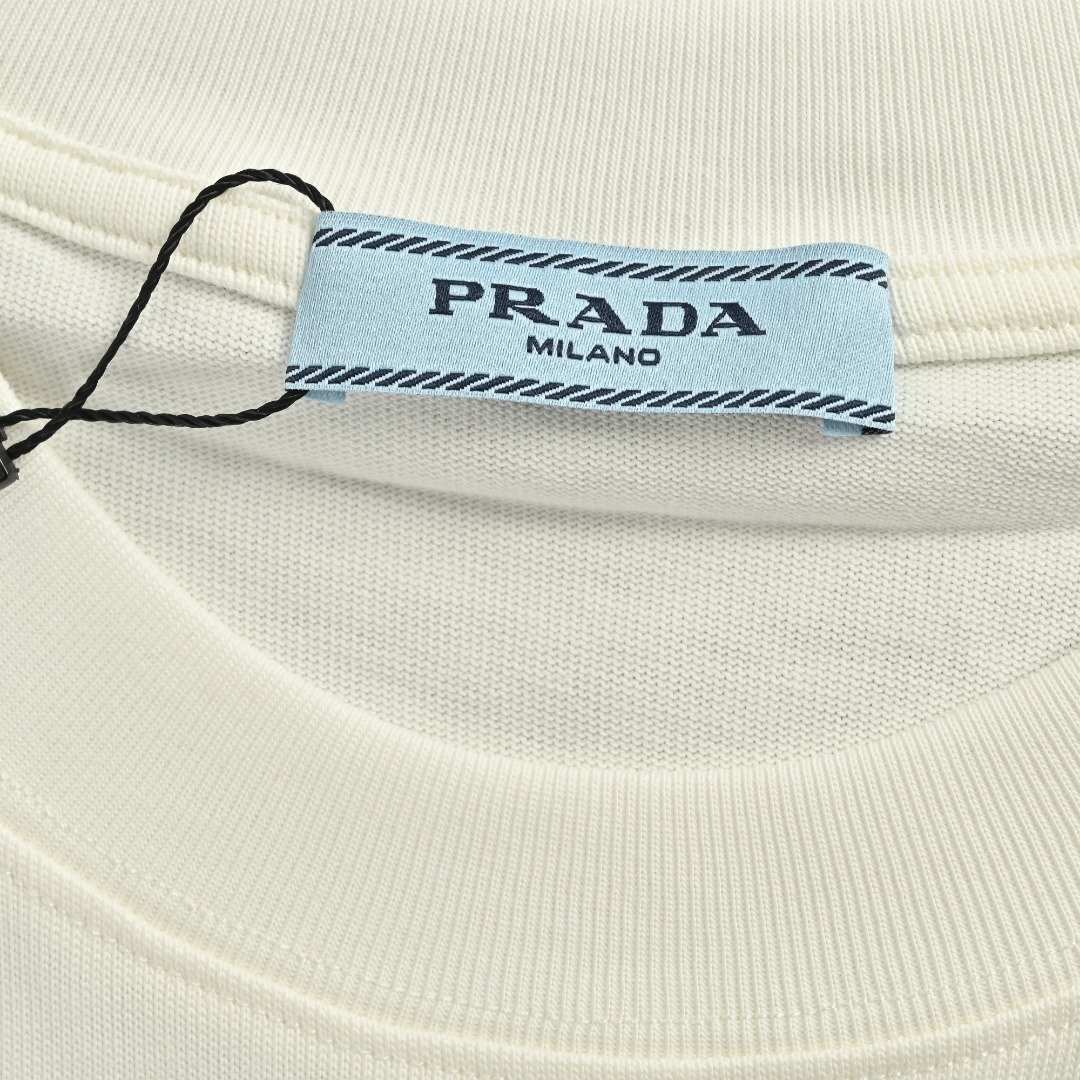 Prada/普拉达 25ss 拼色刺绣字母短袖 32支双纱面料克重280克纯棉营造,纺织密度高,垂感佳,不易变形,厚织感加上紧密纺纱工艺,不会影响Tee的透气性,成色的饱和度很高,进口印花材料,宽松版型遮肉显瘦不挑人,定织定染纯棉面料,柔软亲肤,领口螺纹定织定染32支1x1双纱螺纹,领口双层缝线包边均匀,工整美观不易变形