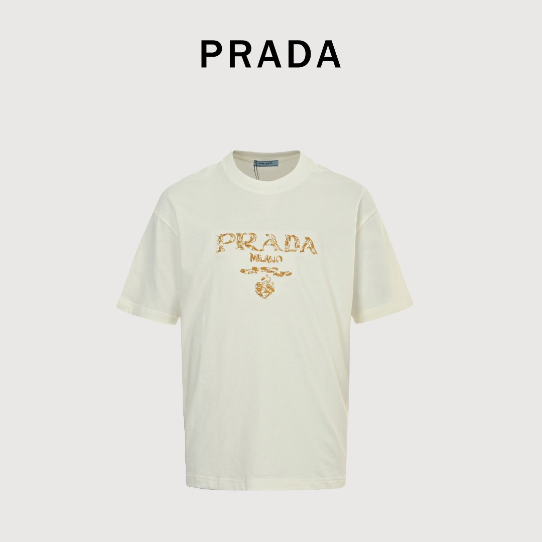 Prada/普拉达 25ss 拼色刺绣字母短袖 32支双纱面料克重280克纯棉营造,纺织密度高,垂感佳,不易变形,厚织感加上紧密纺纱工艺,不会影响Tee的透气性,成色的饱和度很高,进口印花材料,宽松版型遮肉显瘦不挑人,定织定染纯棉面料,柔软亲肤,领口螺纹定织定染32支1x1双纱螺纹,领口双层缝线包边均匀,工整美观不易变形