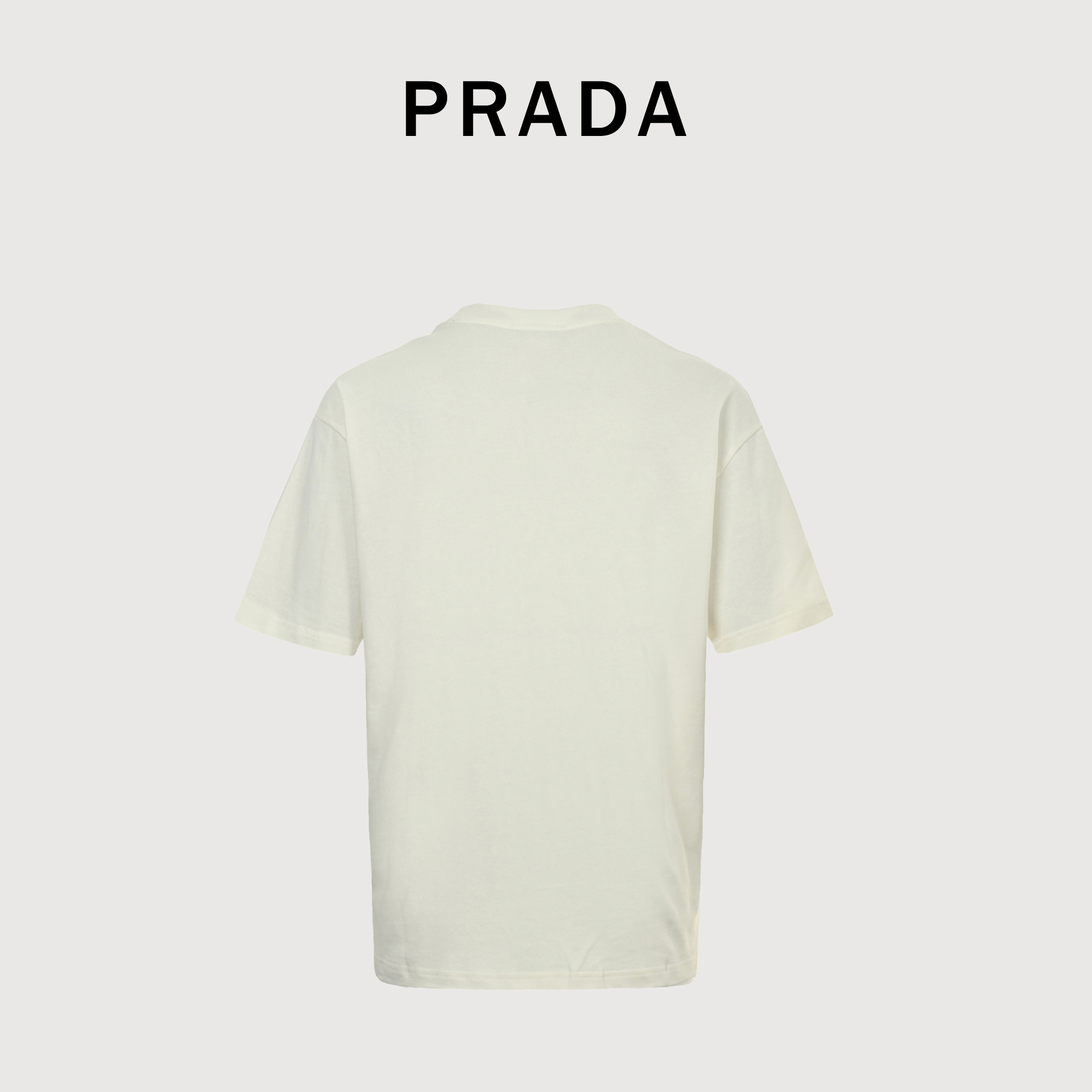 Prada/普拉达 25ss 拼色刺绣字母短袖 32支双纱面料克重280克纯棉营造,纺织密度高,垂感佳,不易变形,厚织感加上紧密纺纱工艺,不会影响Tee的透气性,成色的饱和度很高,进口印花材料,宽松版型遮肉显瘦不挑人,定织定染纯棉面料,柔软亲肤,领口螺纹定织定染32支1x1双纱螺纹,领口双层缝线包边均匀,工整美观不易变形