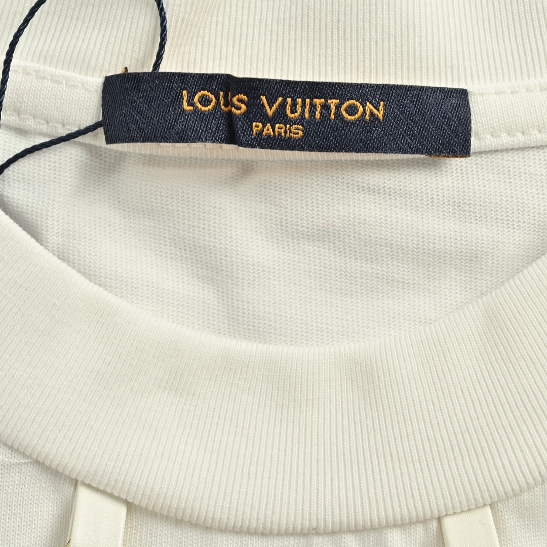 LOUIS VUITTON路易威登 LV25ss链条飞行印章短袖T恤 本款T恤以柔软棉质针织塑造经典直身版型,为正面的手写体标识融入霓虹视效,巧妙致意 2025 春夏秀场的瞩目风范. 双面平纹面织物正反两面均为棉质,可能通过双层织法实现正反纹理一致 双层结构可能提升面料厚度与挺括感,纯棉天然透气、吸湿,适合敏感肌肤.