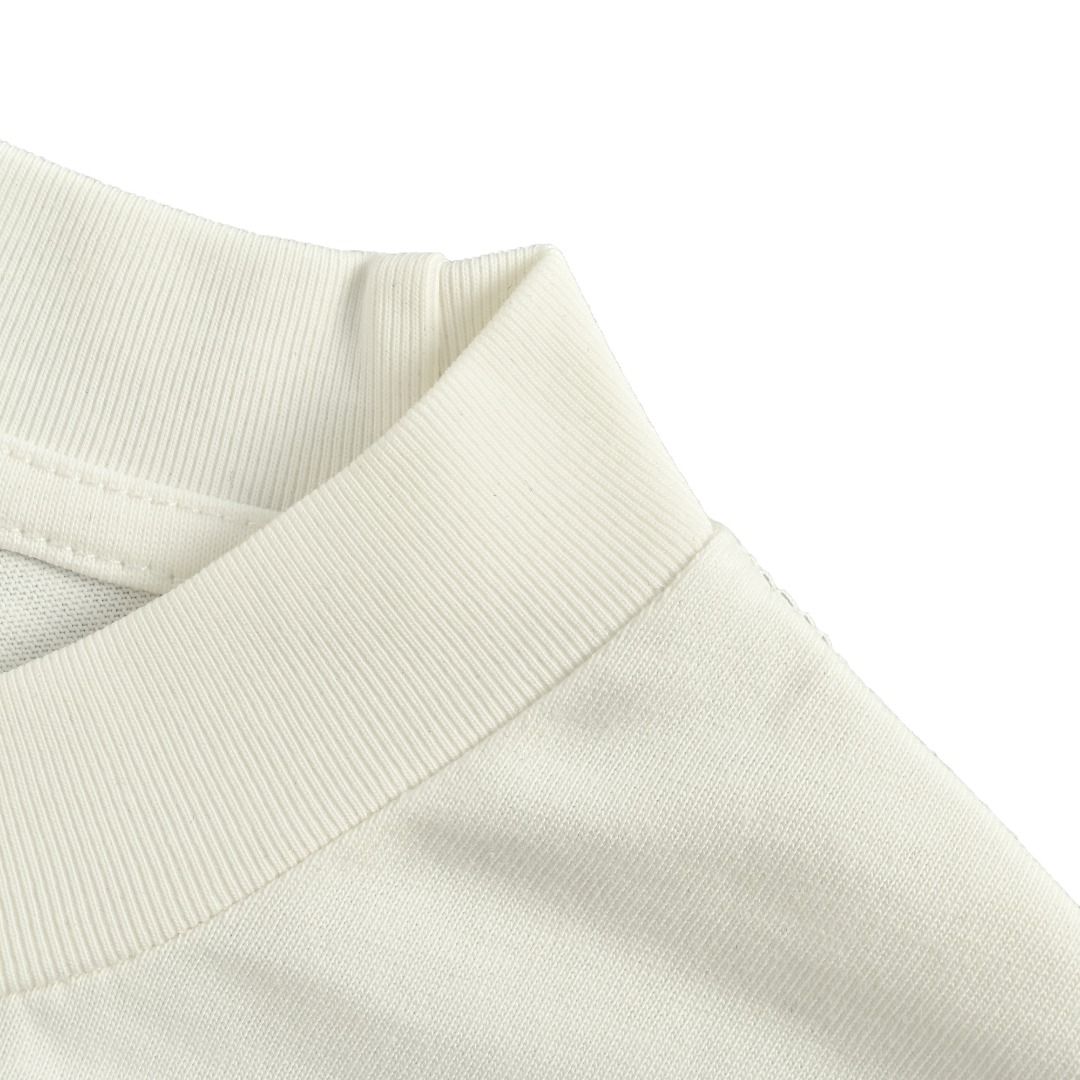 LOUIS VUITTON路易威登 LV25ss链条飞行印章短袖T恤 本款T恤以柔软棉质针织塑造经典直身版型,为正面的手写体标识融入霓虹视效,巧妙致意 2025 春夏秀场的瞩目风范. 双面平纹面织物正反两面均为棉质,可能通过双层织法实现正反纹理一致 双层结构可能提升面料厚度与挺括感,纯棉天然透气、吸湿,适合敏感肌肤.