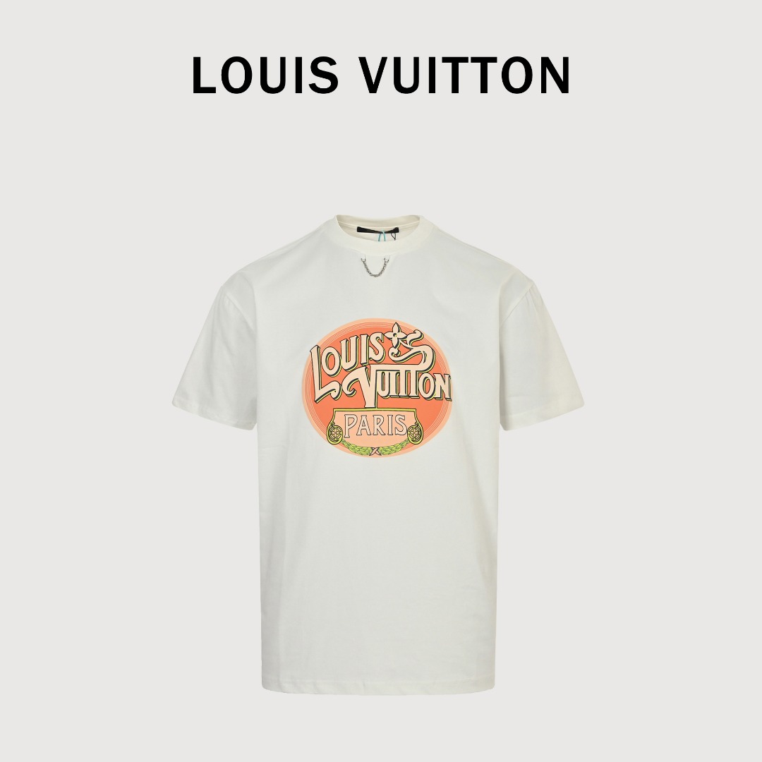 LOUIS VUITTON路易威登 LV25ss链条飞行印章短袖T恤 本款T恤以柔软棉质针织塑造经典直身版型,为正面的手写体标识融入霓虹视效,巧妙致意 2025 春夏秀场的瞩目风范. 双面平纹面织物正反两面均为棉质,可能通过双层织法实现正反纹理一致 双层结构可能提升面料厚度与挺括感,纯棉天然透气、吸湿,适合敏感肌肤.