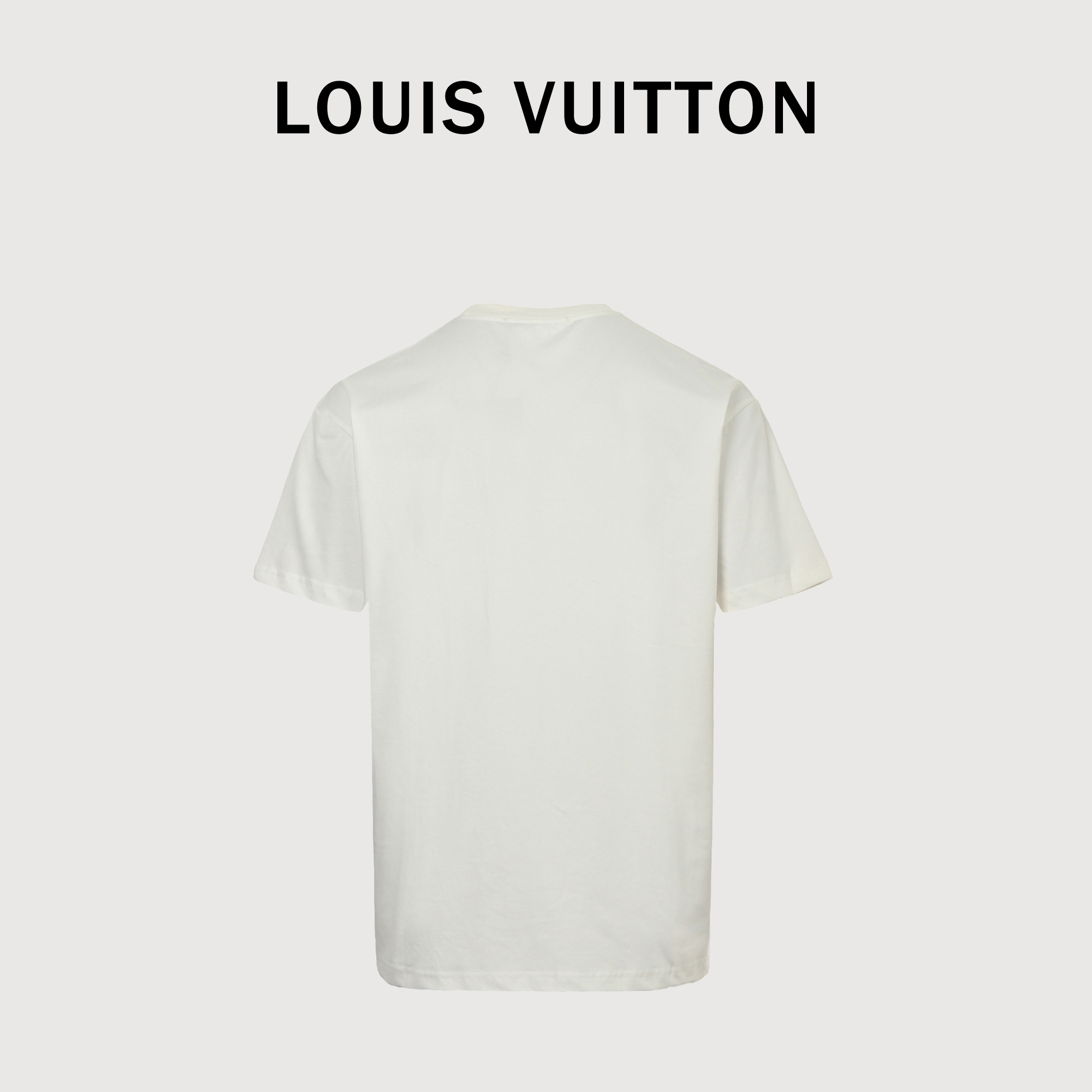 LOUIS VUITTON路易威登 LV25ss链条飞行印章短袖T恤 本款T恤以柔软棉质针织塑造经典直身版型,为正面的手写体标识融入霓虹视效,巧妙致意 2025 春夏秀场的瞩目风范. 双面平纹面织物正反两面均为棉质,可能通过双层织法实现正反纹理一致 双层结构可能提升面料厚度与挺括感,纯棉天然透气、吸湿,适合敏感肌肤.