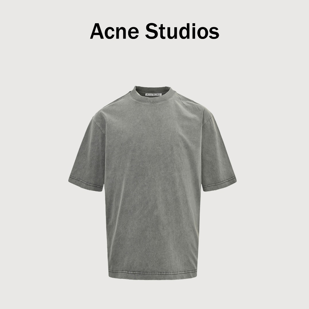 本地自取💰150 Acne Studios 25ss 后背透明小标水洗短袖 面料使用的是32支双股260克面料,32支双股的面料会更细腻更柔软,水洗做旧工艺的测试持续了一个多月,主要是在磨毛工艺上耗费了一些时间,因为不是常规的水洗效果,表面会有一层灰色拉绒的效果,面料需要先进行碳素磨毛工艺处理,才会使表面有一层拉绒的效果,十几次的改进之后才达到满意的效果,再经过一定的手感处理,使得整件衣服触感软糯亲肤,可以用德芙丝滑来形容毫不为过,糯糯的触感摸了就上瘾,衣服背后的硅胶标必须开模定制,2000个起订量,第一批衣服只有200多件,因为水洗做旧产生了一定的报废率,辅料全部定做,吊牌标全部齐全,这款衣服还有一个重要细节容易被忽略,那就是衣服的前片两侧缝制位置是向后的,两边肩膀处也是如此,并且下摆带有轻微的弧度,这是一个不寻常的设计,这个细节也做到了,经典圆领宽松版型,上身有型,色系简约,经典耐穿百搭,有效拉长身型比例,男女同款 Size:S-XL