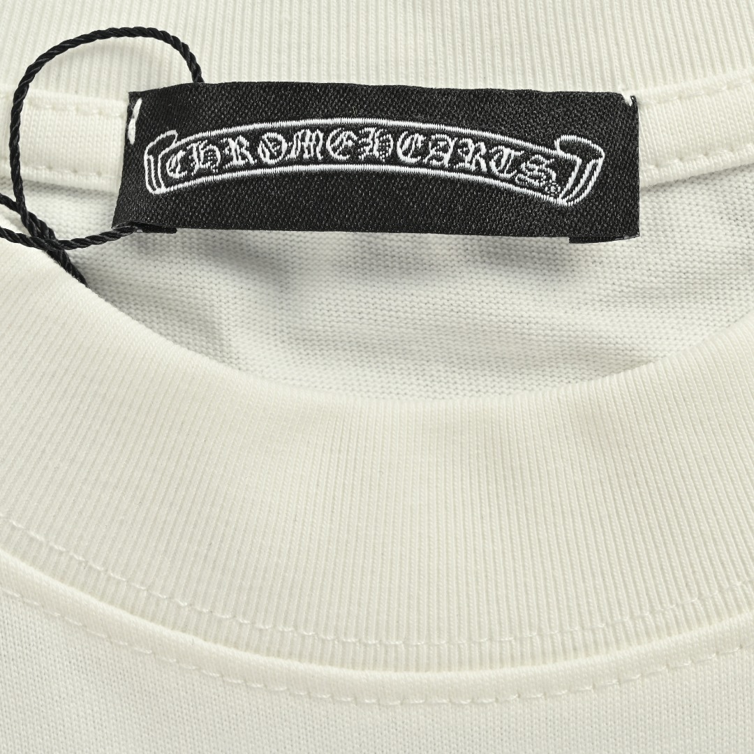 本地自取💰150 CHROME HEARTS/克罗心CH 胸前梵文印花短袖T恤 面料采用280克重精梳棉，定制32支1*1螺纹，成衣两遍水洗处理，面料舒适亲肤无异感，定制定染面料，纺织密度高，垂感佳，不易变形，厚织感加上紧密纺纱工艺，不会影响面料的透气性，成色的饱和度很高，进口数码直喷印花工艺，百搭好看的一款短袖，宽松版型遮肉显瘦不挑人 Size：XS-L