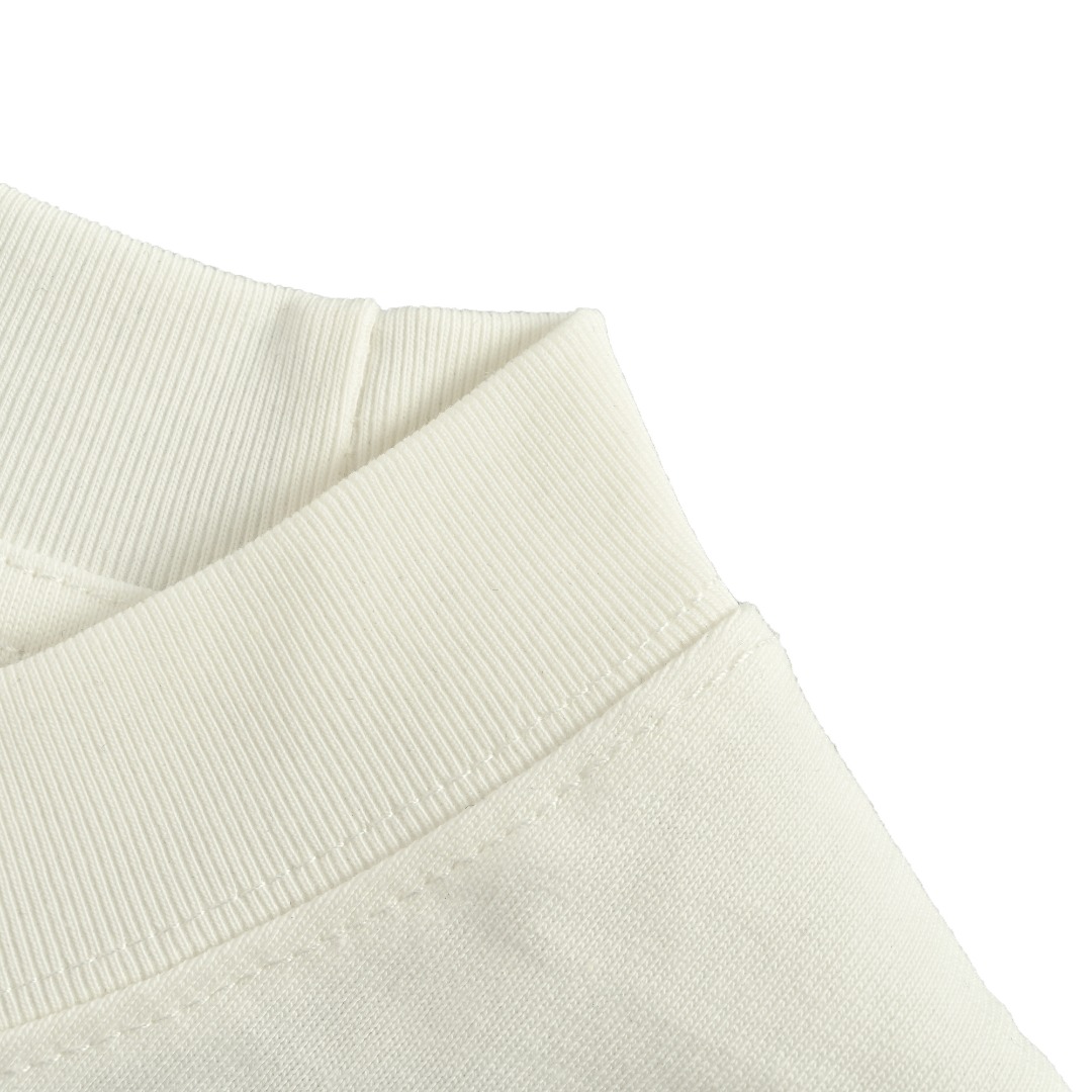 本地自取💰150 CHROME HEARTS/克罗心CH 胸前梵文印花短袖T恤 面料采用280克重精梳棉，定制32支1*1螺纹，成衣两遍水洗处理，面料舒适亲肤无异感，定制定染面料，纺织密度高，垂感佳，不易变形，厚织感加上紧密纺纱工艺，不会影响面料的透气性，成色的饱和度很高，进口数码直喷印花工艺，百搭好看的一款短袖，宽松版型遮肉显瘦不挑人 Size：XS-L