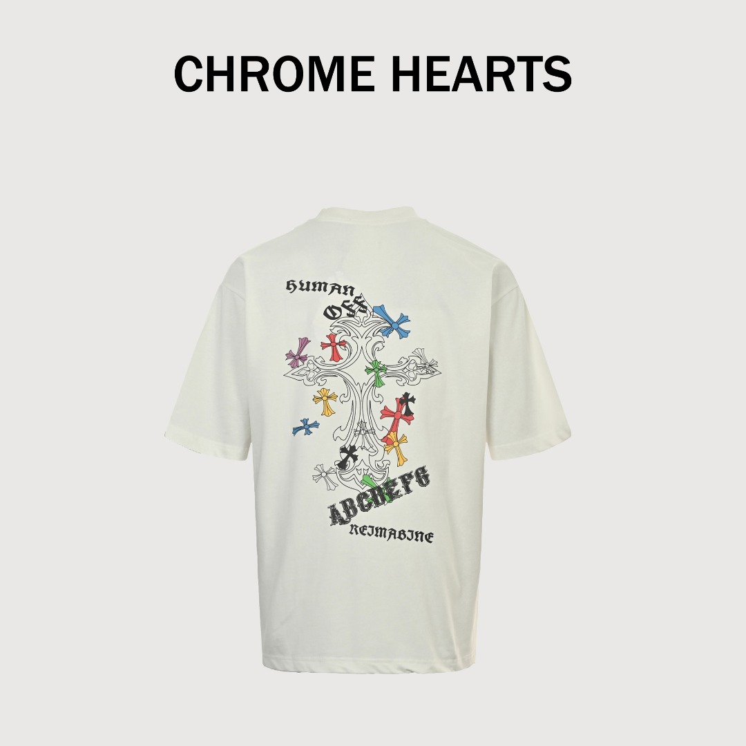 本地自取💰150 CHROME HEARTS/克罗心CH 胸前梵文印花短袖T恤 面料采用280克重精梳棉，定制32支1*1螺纹，成衣两遍水洗处理，面料舒适亲肤无异感，定制定染面料，纺织密度高，垂感佳，不易变形，厚织感加上紧密纺纱工艺，不会影响面料的透气性，成色的饱和度很高，进口数码直喷印花工艺，百搭好看的一款短袖，宽松版型遮肉显瘦不挑人 Size：XS-L