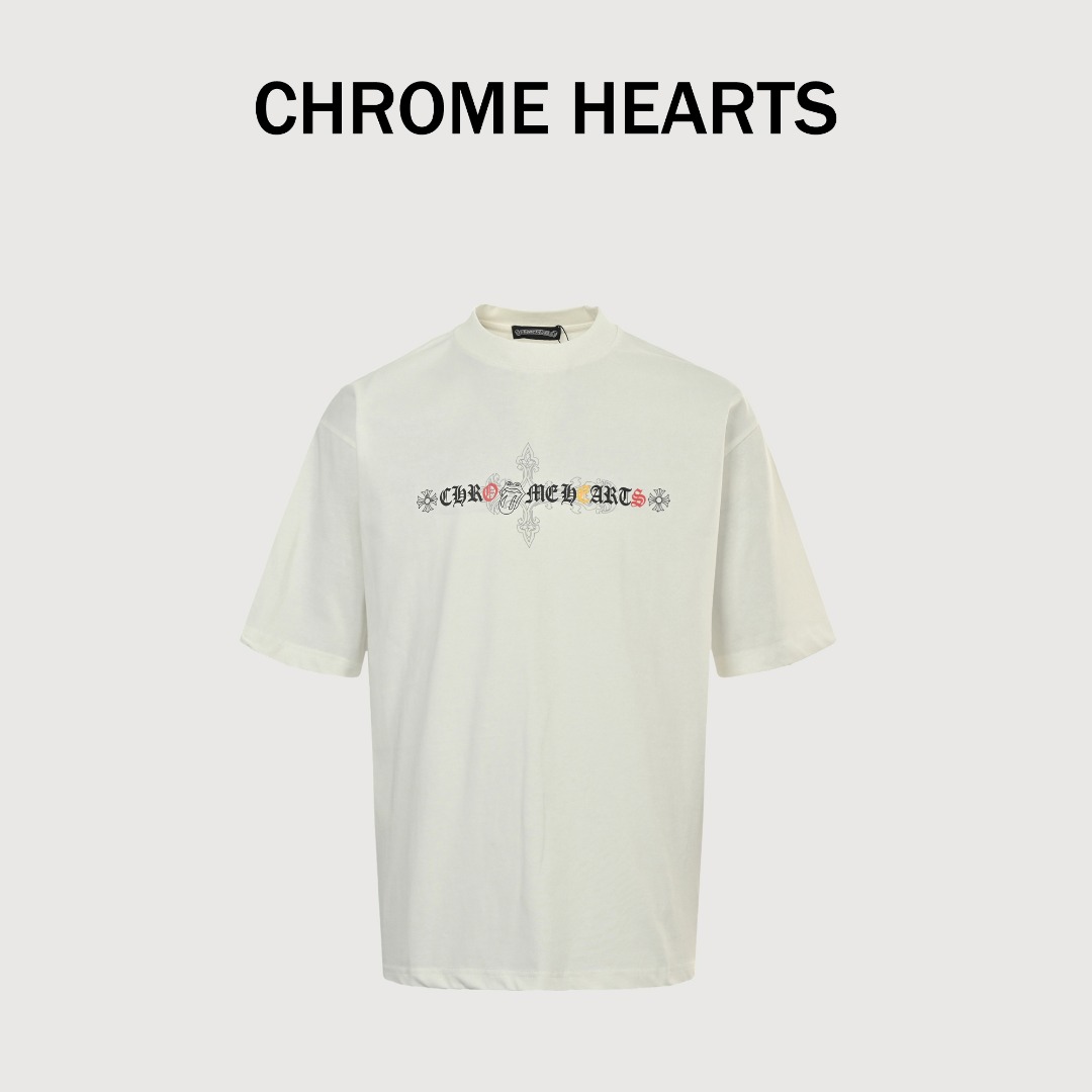 本地自取💰150 CHROME HEARTS/克罗心CH 胸前梵文印花短袖T恤 面料采用280克重精梳棉，定制32支1*1螺纹，成衣两遍水洗处理，面料舒适亲肤无异感，定制定染面料，纺织密度高，垂感佳，不易变形，厚织感加上紧密纺纱工艺，不会影响面料的透气性，成色的饱和度很高，进口数码直喷印花工艺，百搭好看的一款短袖，宽松版型遮肉显瘦不挑人 Size：XS-L