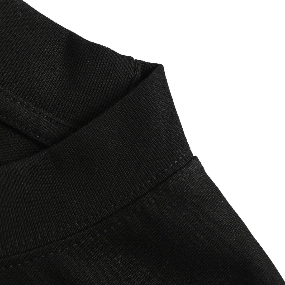 本地自取💰150 Fendi/芬迪25ss口袋拉链字母logo短袖T恤 采用高质量面料制作而成，无论是日常穿搭还是参加派对，都能展示出您的时尚品味和个性。这款短袖具有舒适的剪裁和休闲风格，适合各种场合。趁着限量发售，赶紧抓住机会拥有这个炙手可热的潮流单品!不容错过，立即购买，成为时尚界的焦点! 颜色：黑色/白色 尺码：XS-L