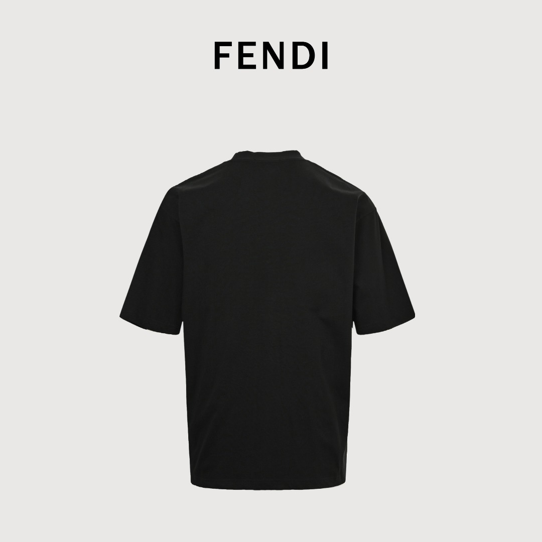 本地自取💰150 Fendi/芬迪25ss口袋拉链字母logo短袖T恤 采用高质量面料制作而成，无论是日常穿搭还是参加派对，都能展示出您的时尚品味和个性。这款短袖具有舒适的剪裁和休闲风格，适合各种场合。趁着限量发售，赶紧抓住机会拥有这个炙手可热的潮流单品!不容错过，立即购买，成为时尚界的焦点! 颜色：黑色/白色 尺码：XS-L
