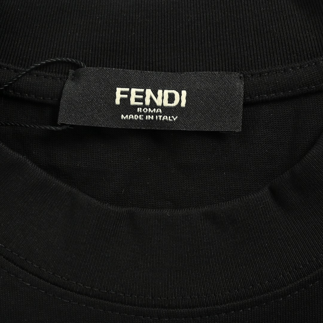 本地自取💰150 Fendi/芬迪25ss口袋拉链字母logo短袖T恤 采用高质量面料制作而成，无论是日常穿搭还是参加派对，都能展示出您的时尚品味和个性。这款短袖具有舒适的剪裁和休闲风格，适合各种场合。趁着限量发售，赶紧抓住机会拥有这个炙手可热的潮流单品!不容错过，立即购买，成为时尚界的焦点! 颜色：黑色/白色 尺码：XS-L