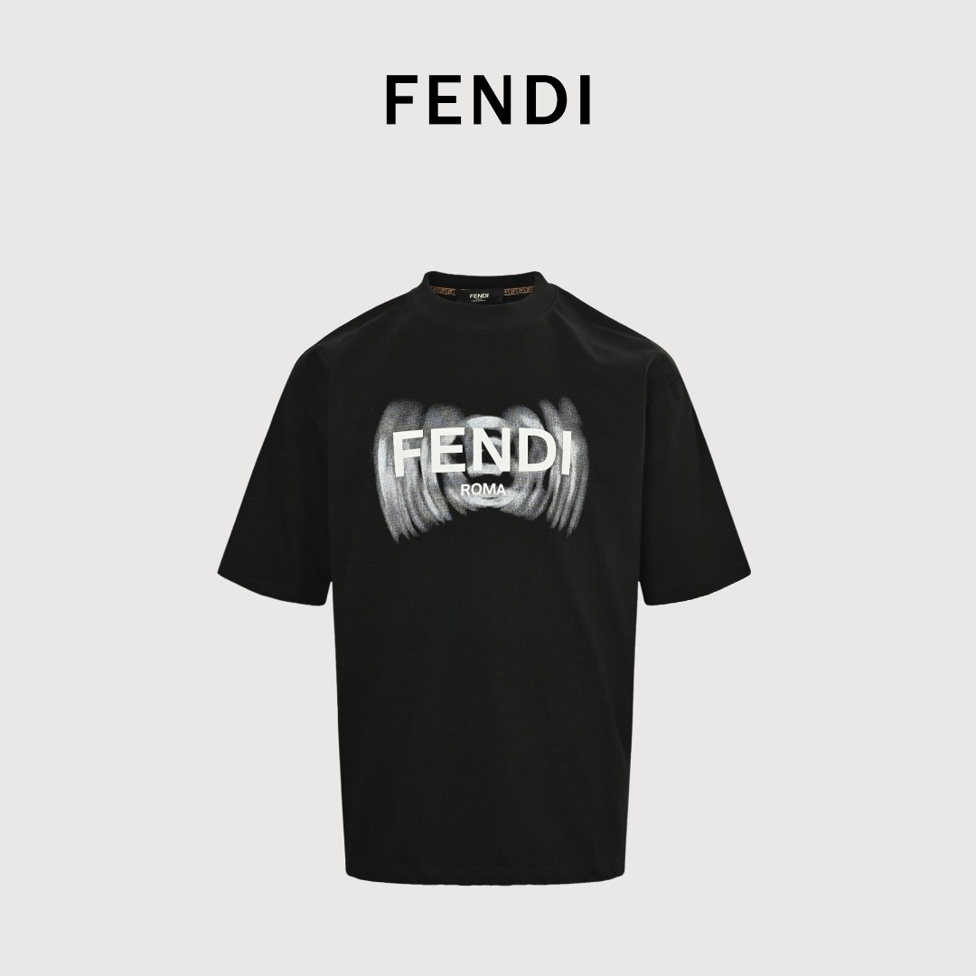 本地自取💰140 Fendi/芬迪25ss渲染字母logo短袖T恤 采用高质量面料制作而成，无论是日常穿搭还是参加派对，都能展示出您的时尚品味和个性。这款短袖具有舒适的剪裁和休闲风格，适合各种场合。趁着限量发售，赶紧抓住机会拥有这个炙手可热的潮流单品!不容错过，立即购买，成为时尚界的焦点! 颜色：黑色/白色 尺码：XS-L
