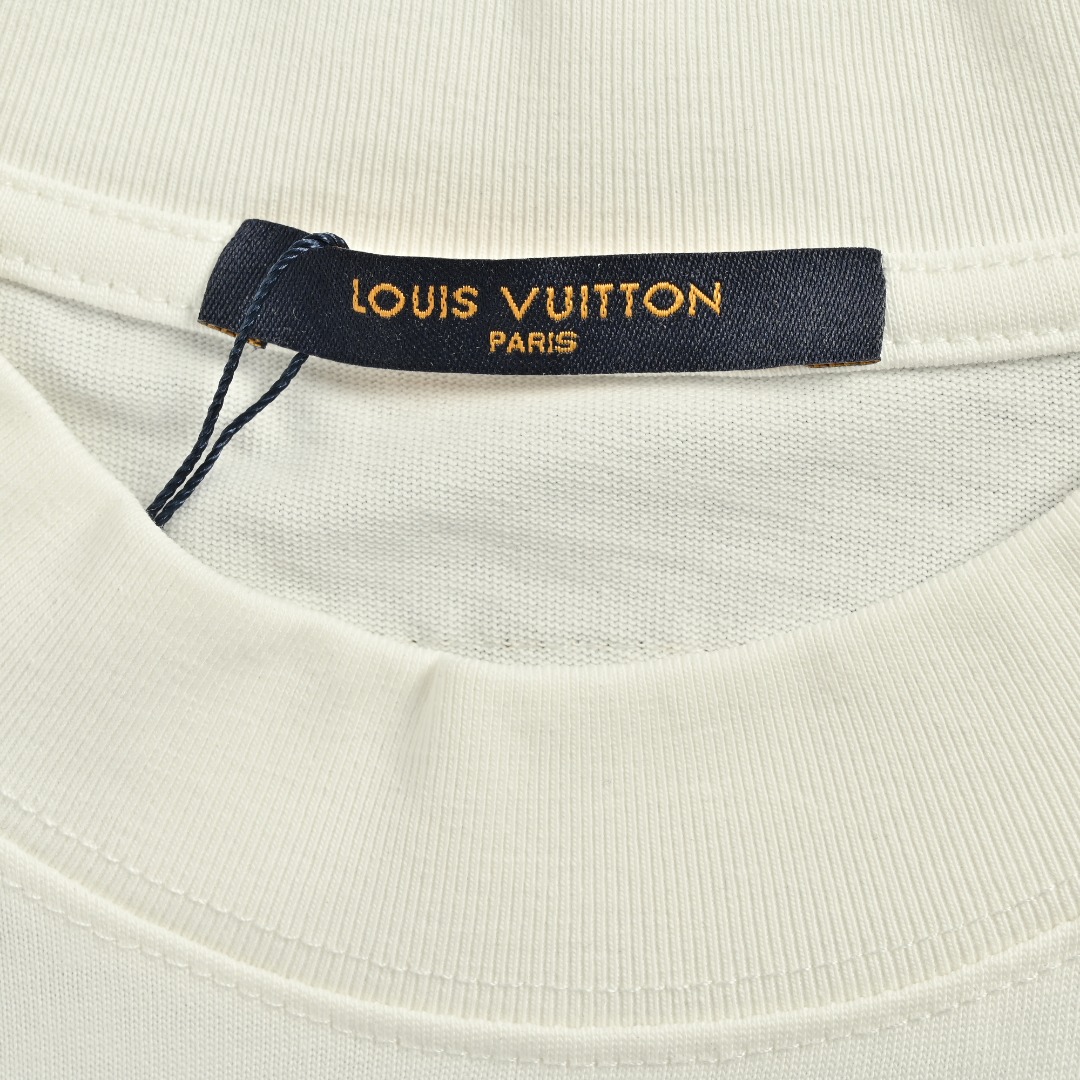 本地自取💰140
Louis Vuitton/路易威登 25ss 胸口圆圈字母印花短袖
同缸定织定染原版同色螺纹
领口进口机器印花直喷工艺
内里包边包条做工高版本
细节完美 版型宽松 良心制作
耐高温 不会掉 可机洗
大厂流水做工 包条双针走线工整
Size:xs-L