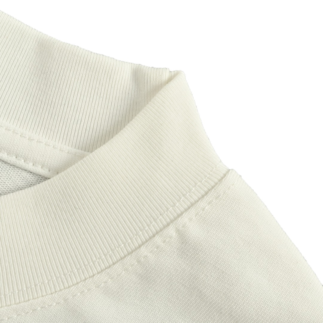 本地自取💰140
Louis Vuitton/路易威登 25ss 胸口圆圈字母印花短袖
同缸定织定染原版同色螺纹
领口进口机器印花直喷工艺
内里包边包条做工高版本
细节完美 版型宽松 良心制作
耐高温 不会掉 可机洗
大厂流水做工 包条双针走线工整
Size:xs-L