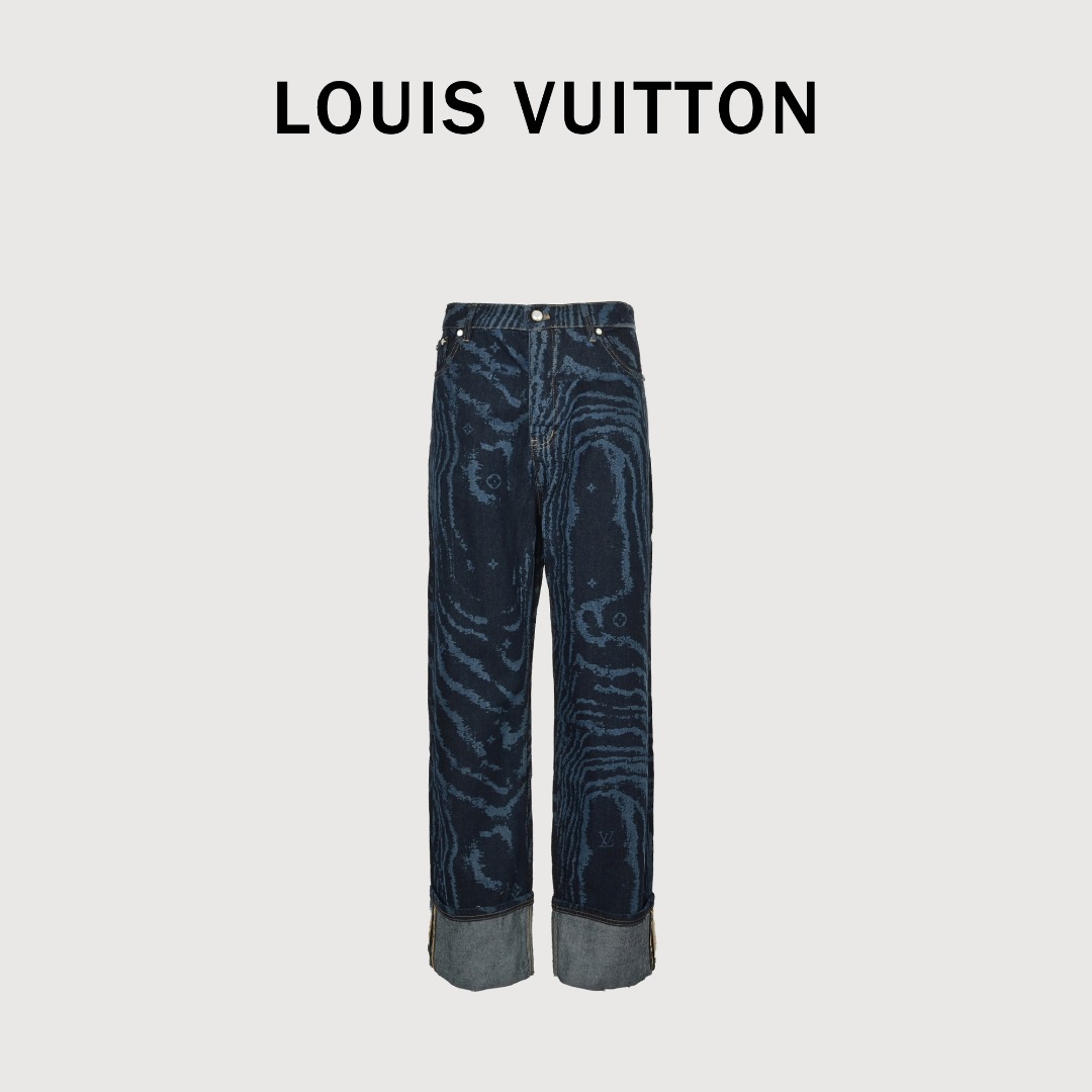 本地自取💰270 LOUIS VUITTON LV 蓝波激光暗纹牛仔长裤 原版15800购入，原版材质高订牛仔面料采用480g牛仔布，每一件都必须洗水，采用精致的特殊工艺处理，激光处理工艺，搭配滑板裤，打造出图形整体造型。手感透气舒适，YB订制，订制五金纽扣，媲美原版 Size：S-XL