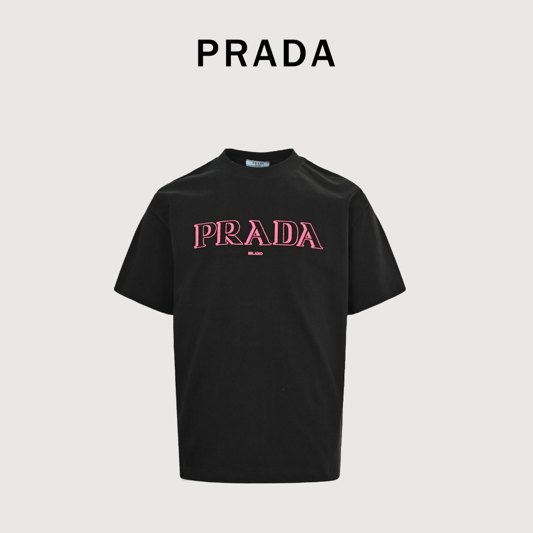 Prada/普拉达 25ss 3D重影字母刺绣短袖T恤 经典胸前3D重影字母logo泼墨立体刺绣. 260g棉质布料40支双纱面料,无蚀尘‬毛艺工‬处布理‬面,纺织密度高,垂感佳,不易变形. 厚织感加上紧密纺纱工艺,不会影响Tee的透气性,成色的饱和度很高 搭配经典的logo刺绣分明,层次清晰有序.日常穿搭不出错,推荐! 颜色:白色,黑色
