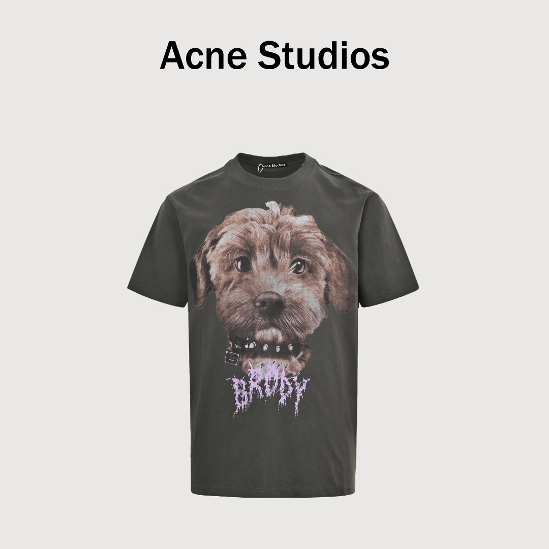 本地自取 💰150
Acne Studios 狗狗印花短袖
今年夏天的大爆款修勾短袖 真的是谁穿谁好看系列
面料采用尼泊尔进口32支260G双纱精梳全棉
定织定染面料 达成原版一致 进行制作裁布前已经过环烘洗水缩水工艺处理 机洗不缩水不变形 前幅印花由进口康丽机器进行作业 搭配进口染料 数码印花定位扫码 精度高 套位精准度可达±0.02mm 今年带来的这款ACNE的小狗短袖 真的是男女都可以上身的款 也是一概念新鲜的表达 全新概念。
落肩版型,中性风格,男女都可以上身。轻松能够驾驭出oversize的效果
颜色:浅黑,米黄
Size:S-XL