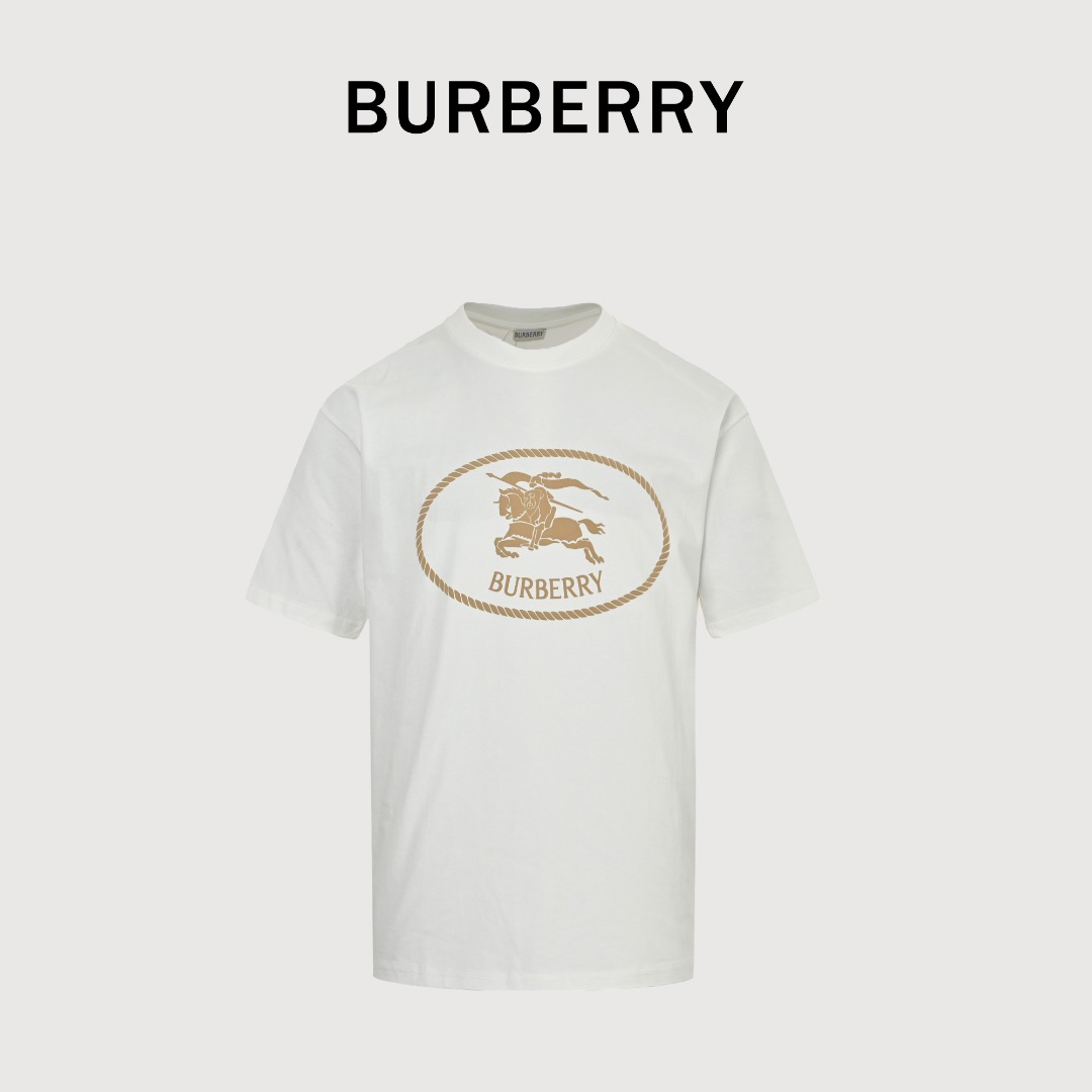 本地自取💰160 Burberry/博柏利 25ss 绳索战马厚版印花短袖 购入原版黑白双色开发，特定丝光长绒棉面料，采用50S双股丝光棉克重190g，搭配16S双纱+70D拉架螺纹300g，厚板浆胶原印花工艺，图案采用厚版胶浆印花工艺，印花引用高密度细网菲林，同时采用环保材质的胶浆，印花都做有巩固打底不易翘边，图案边缘整齐干净无毛边重影，多次挂浆后增强整体立体感，印花时花版紧压织物，用刮刀往复刮压，使色浆透过花纹到达织物表面，进口粘合剂确保工艺牢固度耐摩擦且平整无隙，经典圆领直身版型，圆领直身裁剪、合体微落肩线，上身精神利落，领口+袖口+底摆均以专机车双明线作业，多次穿洗更加不易变形，定制辅料三标，男女同款 Size：S-L