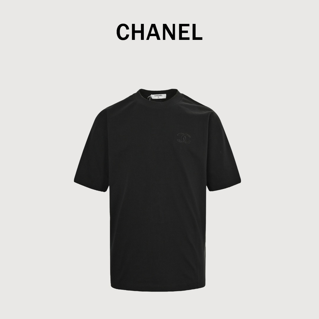 本地自取💰130
CHANEL/香奈儿 25ss 暗纹编织logo双C立体刺绣短袖T恤
简约而不简单的情侣款,高级香 明明很简单的设计,看上去就是一眼的高级!
客供高克重进口针织棉布料子 非常扎实的手感质感,
柔软爽滑 肤感细腻 贴身着穿十分干爽透气!
这件衣服的灵魂之处编织刺绣工艺
胸前的小香双C图案刺绣,后背双C字母logo刺绣
立体饱满的logo十分显精致 进口珍珠面材质,
可见其用心设计 版型非常简洁干练,气质满满。
绝版单品,代购版本,随意对比!男女同款
颜色:黑色,白色
size: S-XXL