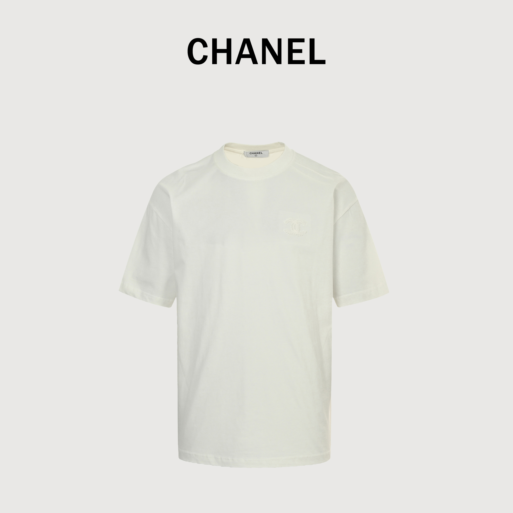 本地自取💰130
CHANEL/香奈儿 25ss 暗纹编织logo双C立体刺绣短袖T恤
简约而不简单的情侣款,高级香 明明很简单的设计,看上去就是一眼的高级!
客供高克重进口针织棉布料子 非常扎实的手感质感,
柔软爽滑 肤感细腻 贴身着穿十分干爽透气!
这件衣服的灵魂之处编织刺绣工艺
胸前的小香双C图案刺绣,后背双C字母logo刺绣
立体饱满的logo十分显精致 进口珍珠面材质,
可见其用心设计 版型非常简洁干练,气质满满。
绝版单品,代购版本,随意对比!男女同款
颜色:黑色,白色
size: S-XXL