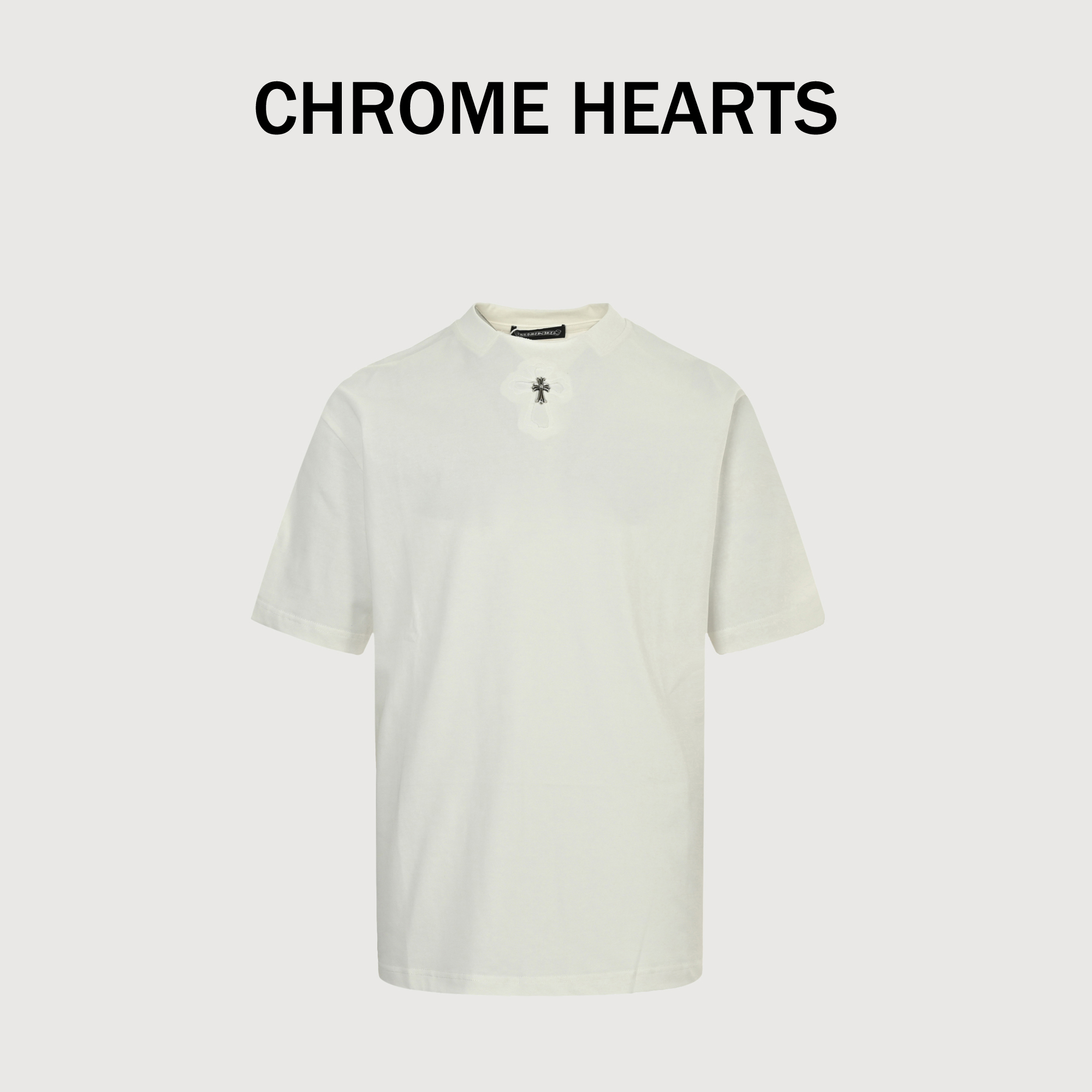 ChromeHearts/克罗心 25ss 裁剪贴布镶嵌银饰十字架刺绣短袖T恤 厚实有型,购入原版开模打造,全套定制辅料,所有细节完美还原 定织定染260g纯棉双纱紧密棉面料,洗水后达280g 设计风格依然融合摇滚朋克、街头嘻哈等低调的奢华风格,很有他家特色的感觉. 领口罗纹领拼接裁剪 胸口重工裁剪贴布刺绣加银饰十字架镶嵌工艺,后领梵文字母logo刺绣,非常重工, 成衣克重很高,触感细腻厚实柔软,质地透气, 上身效果舒适性极强,夏天必备.宽松版型,更藏肉显瘦,男女都能驾驭,上身效果超赞. 颜色:黑色、白色
