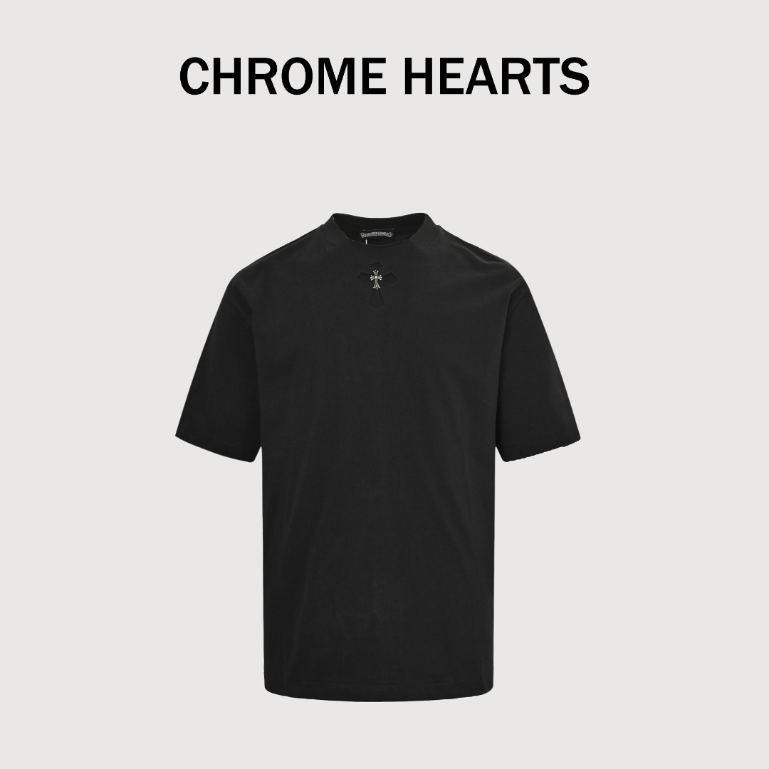 ChromeHearts/克罗心 25ss 裁剪贴布镶嵌银饰十字架刺绣短袖T恤 厚实有型,购入原版开模打造,全套定制辅料,所有细节完美还原 定织定染260g纯棉双纱紧密棉面料,洗水后达280g 设计风格依然融合摇滚朋克、街头嘻哈等低调的奢华风格,很有他家特色的感觉. 领口罗纹领拼接裁剪 胸口重工裁剪贴布刺绣加银饰十字架镶嵌工艺,后领梵文字母logo刺绣,非常重工, 成衣克重很高,触感细腻厚实柔软,质地透气, 上身效果舒适性极强,夏天必备.宽松版型,更藏肉显瘦,男女都能驾驭,上身效果超赞. 颜色:黑色、白色