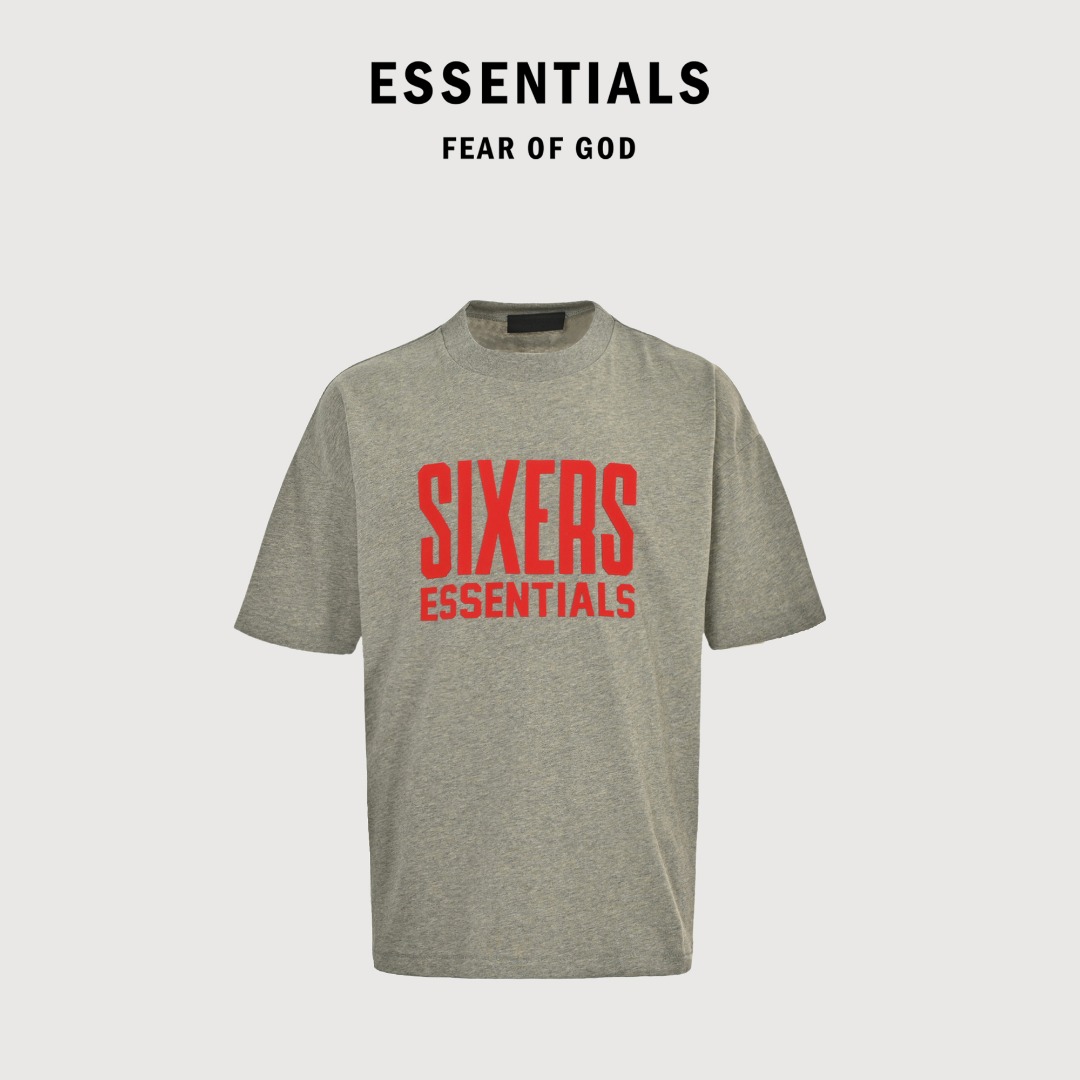 本地自取💰140 Fear of God x NBA fog联名字母短袖T恤 面料采用21s纯棉双纱环锭纺面料 水洗后克重240g 印花为植绒印花 区别市场看图做货的垃圾货 全部全新配套辅料 尺码：XS-XL