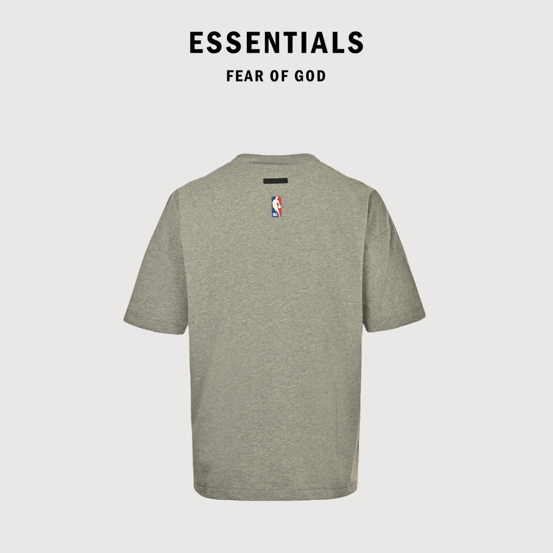本地自取💰140 Fear of God x NBA fog联名字母短袖T恤 面料采用21s纯棉双纱环锭纺面料 水洗后克重240g 印花为植绒印花 区别市场看图做货的垃圾货 全部全新配套辅料 尺码:XS-XL