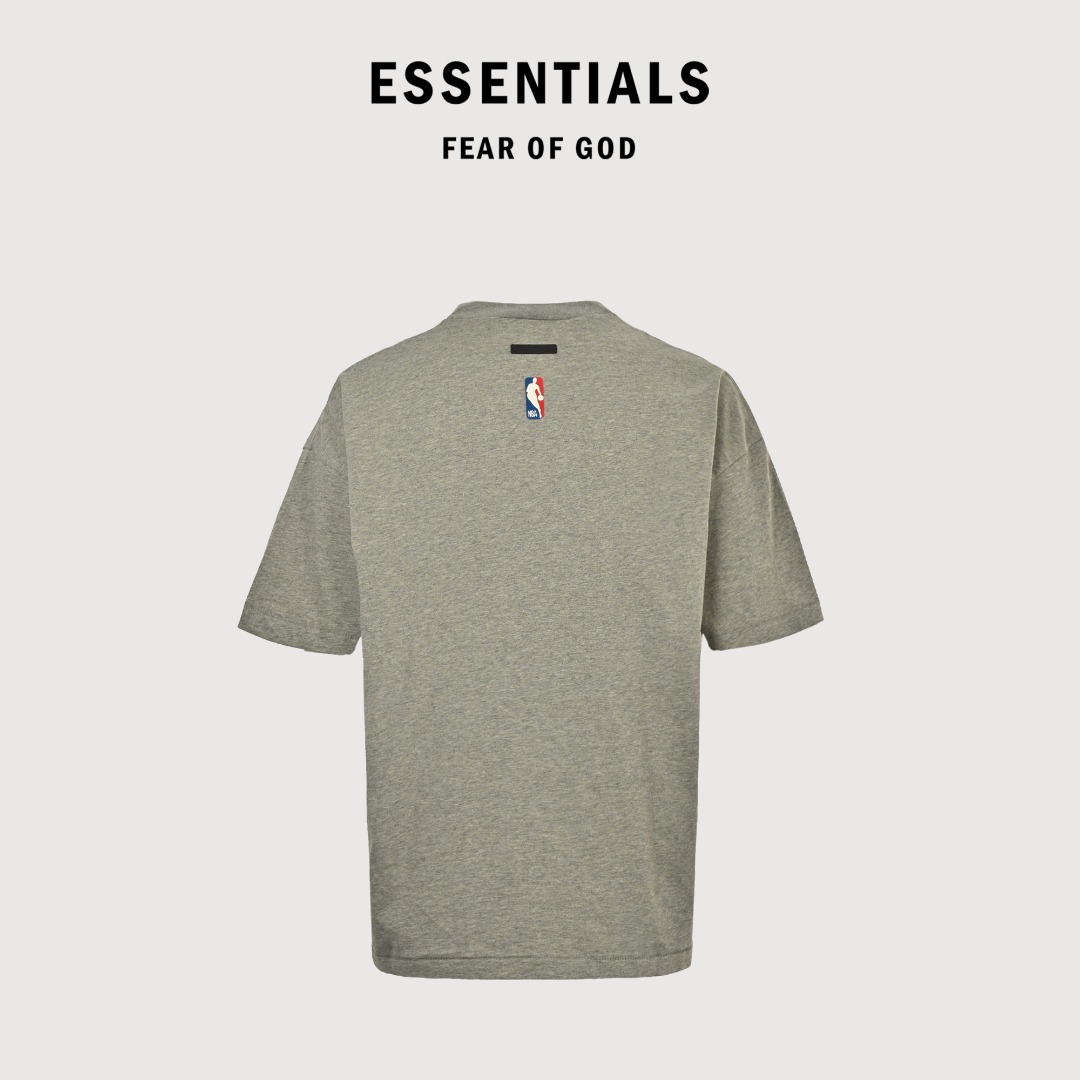 本地自取💰140 Fear of God x NBA fog联名字母短袖T恤 面料采用21s纯棉双纱环锭纺面料 水洗后克重240g 印花为植绒印花 区别市场看图做货的垃圾货 全部全新配套辅料 尺码:XS-XL