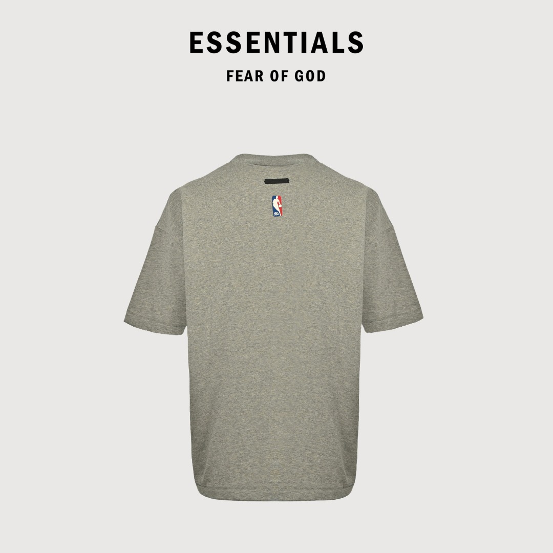 本地自取💰140 Fear of God x NBA fog联名字母短袖T恤 面料采用21s纯棉双纱环锭纺面料 水洗后克重240g 印花为植绒印花 区别市场看图做货的垃圾货 全部全新配套辅料 尺码:XS-XL