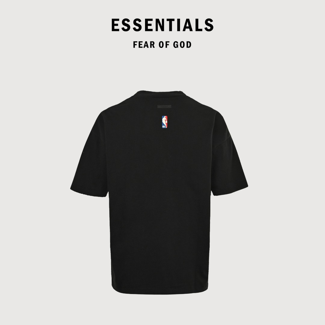 本地自取💰140 Fear of God x NBA fog联名字母短袖T恤 面料采用21s纯棉双纱环锭纺面料 水洗后克重240g 印花为植绒印花 区别市场看图做货的垃圾货 全部全新配套辅料 尺码:XS-XL