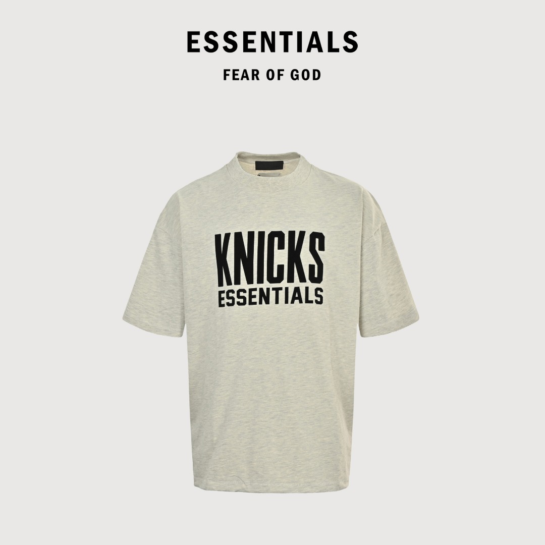 本地自取💰140 Fear of God x NBA fog联名字母短袖T恤 面料采用21s纯棉双纱环锭纺面料 水洗后克重240g 印花为植绒印花 区别市场看图做货的垃圾货 全部全新配套辅料 尺码:XS-XL