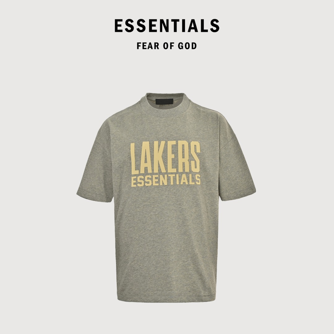 本地自取💰140 Fear of God x NBA fog联名字母短袖T恤 面料采用21s纯棉双纱环锭纺面料 水洗后克重240g 印花为植绒印花 区别市场看图做货的垃圾货 全部全新配套辅料 尺码:XS-XL