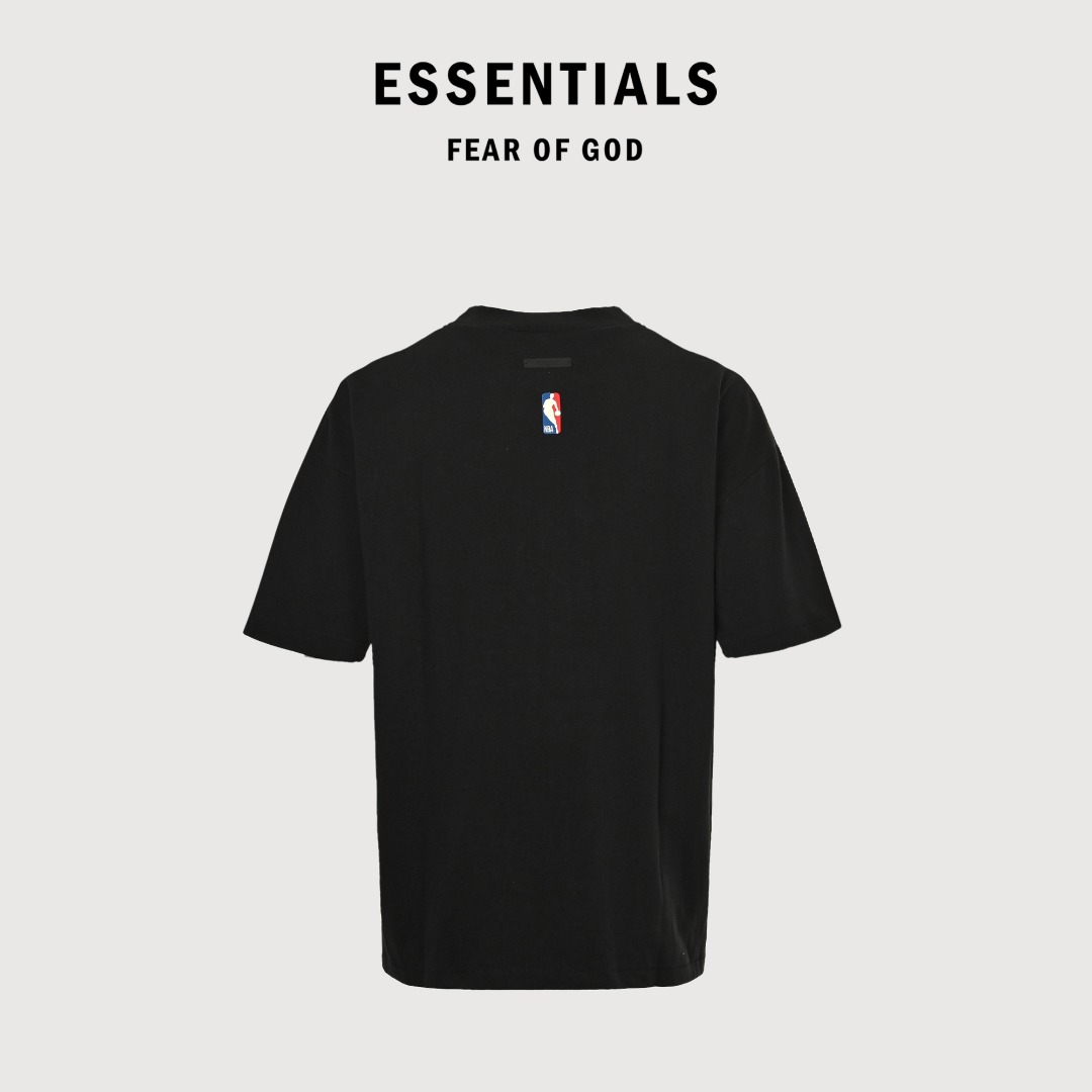 本地自取💰140 Fear of God x NBA fog联名字母短袖T恤 面料采用21s纯棉双纱环锭纺面料 水洗后克重240g 印花为植绒印花 区别市场看图做货的垃圾货 全部全新配套辅料 尺码:XS-XL