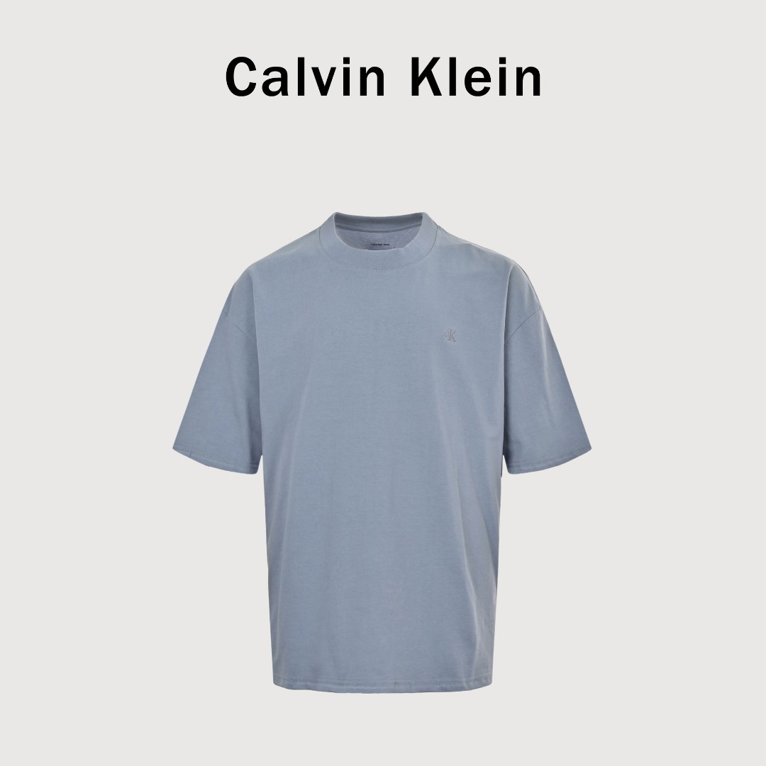 本地自取💰140 Calvin Klein 25SS CK小刺绣背后喷墨短袖T恤 原版打版，耗时一个多月，刺绣+印花+钢印一体的工艺-莱卡面料质感非常细腻 ，260的高克重穿上挺括有型，手感柔软平滑 弹性最好 -现货发售cain klein 一直坚守完美主义，每一件cain klein时装都显得非常完美。cain klein在时装界纵横了50年，享有盛名，并被认为是当今美国时尚的代表人物。此款采用c家进口真丝光棉面料，面料质感非常细腻，手感柔软平滑、弹性最好、穿着舒适、体贴合身。后面采用钢印！喜欢的朋友，赶紧下手吧，好货不等人，且买且珍惜！ 尺码：S-XL