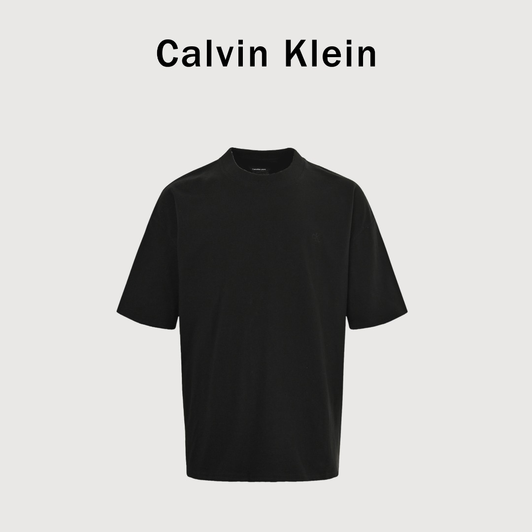 本地自取💰140 Calvin Klein 25SS CK小刺绣背后喷墨短袖T恤 原版打版，耗时一个多月，刺绣+印花+钢印一体的工艺-莱卡面料质感非常细腻 ，260的高克重穿上挺括有型，手感柔软平滑 弹性最好 -现货发售cain klein 一直坚守完美主义，每一件cain klein时装都显得非常完美。cain klein在时装界纵横了50年，享有盛名，并被认为是当今美国时尚的代表人物。此款采用c家进口真丝光棉面料，面料质感非常细腻，手感柔软平滑、弹性最好、穿着舒适、体贴合身。后面采用钢印！喜欢的朋友，赶紧下手吧，好货不等人，且买且珍惜！ 尺码：S-XL