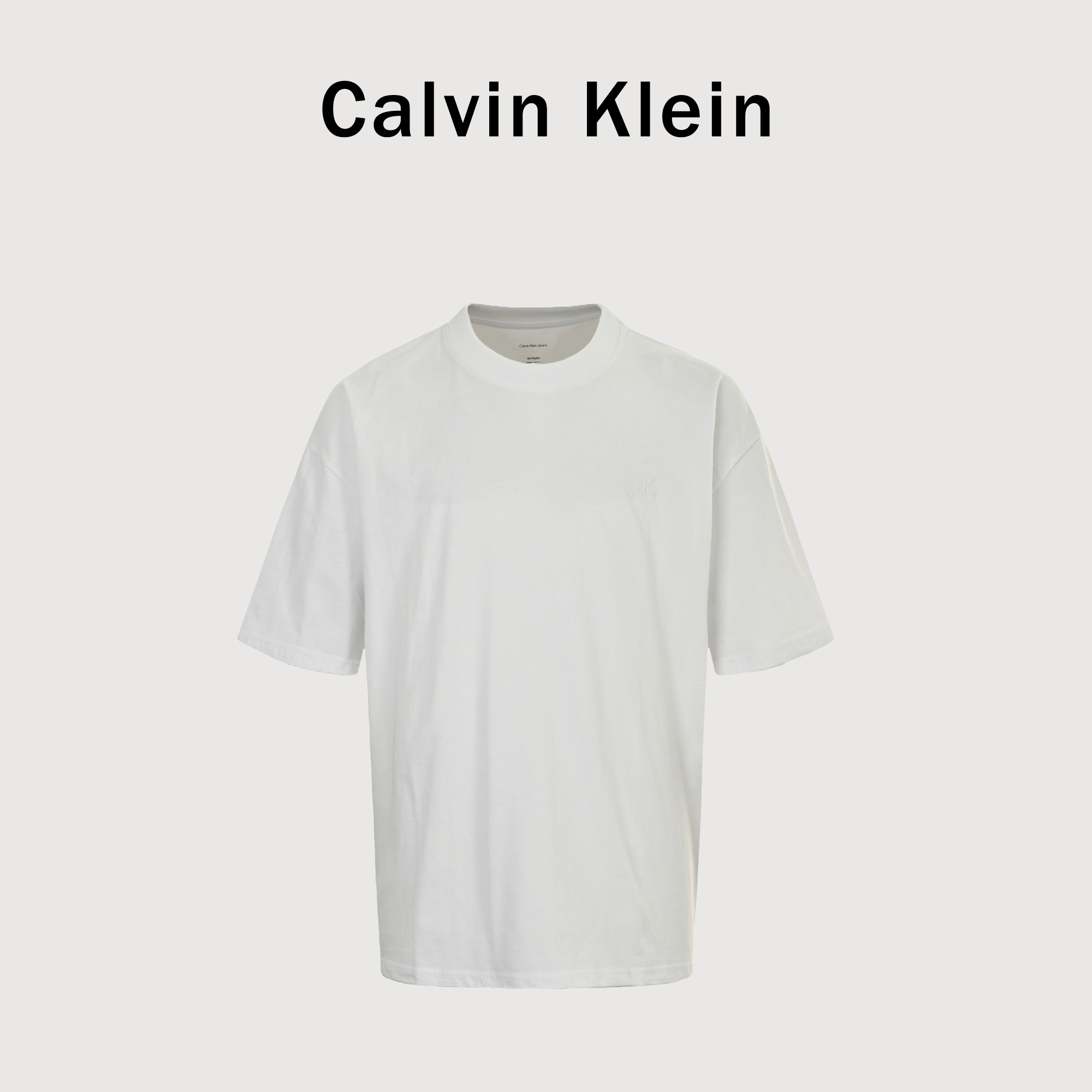 本地自取💰140 Calvin Klein 25SS CK小刺绣背后喷墨短袖T恤 原版打版，耗时一个多月，刺绣+印花+钢印一体的工艺-莱卡面料质感非常细腻 ，260的高克重穿上挺括有型，手感柔软平滑 弹性最好 -现货发售cain klein 一直坚守完美主义，每一件cain klein时装都显得非常完美。cain klein在时装界纵横了50年，享有盛名，并被认为是当今美国时尚的代表人物。此款采用c家进口真丝光棉面料，面料质感非常细腻，手感柔软平滑、弹性最好、穿着舒适、体贴合身。后面采用钢印！喜欢的朋友，赶紧下手吧，好货不等人，且买且珍惜！ 尺码：S-XL