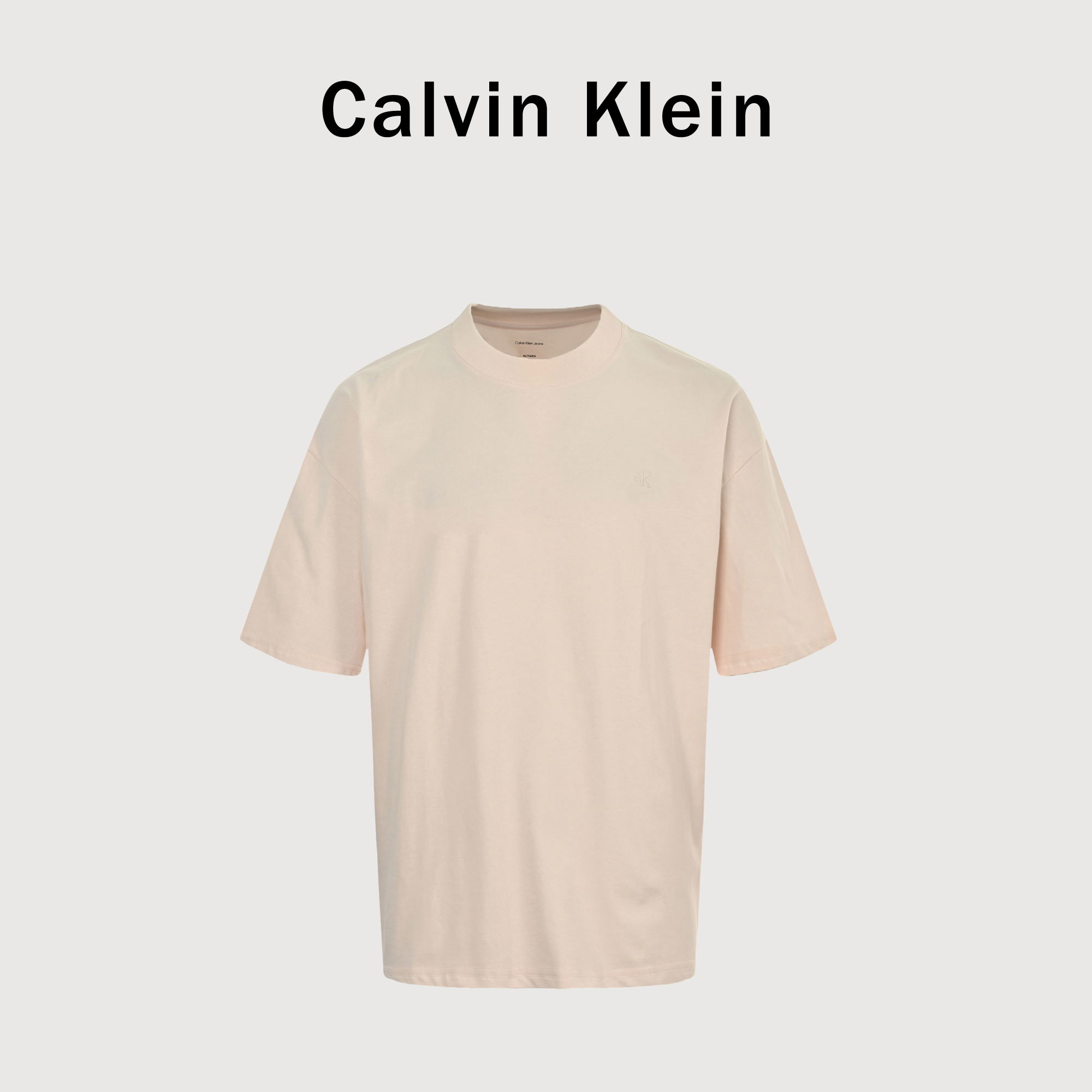 本地自取💰140 Calvin Klein 25SS CK小刺绣背后喷墨短袖T恤 原版打版，耗时一个多月，刺绣+印花+钢印一体的工艺-莱卡面料质感非常细腻 ，260的高克重穿上挺括有型，手感柔软平滑 弹性最好 -现货发售cain klein 一直坚守完美主义，每一件cain klein时装都显得非常完美。cain klein在时装界纵横了50年，享有盛名，并被认为是当今美国时尚的代表人物。此款采用c家进口真丝光棉面料，面料质感非常细腻，手感柔软平滑、弹性最好、穿着舒适、体贴合身。后面采用钢印！喜欢的朋友，赶紧下手吧，好货不等人，且买且珍惜！ 尺码：S-XL