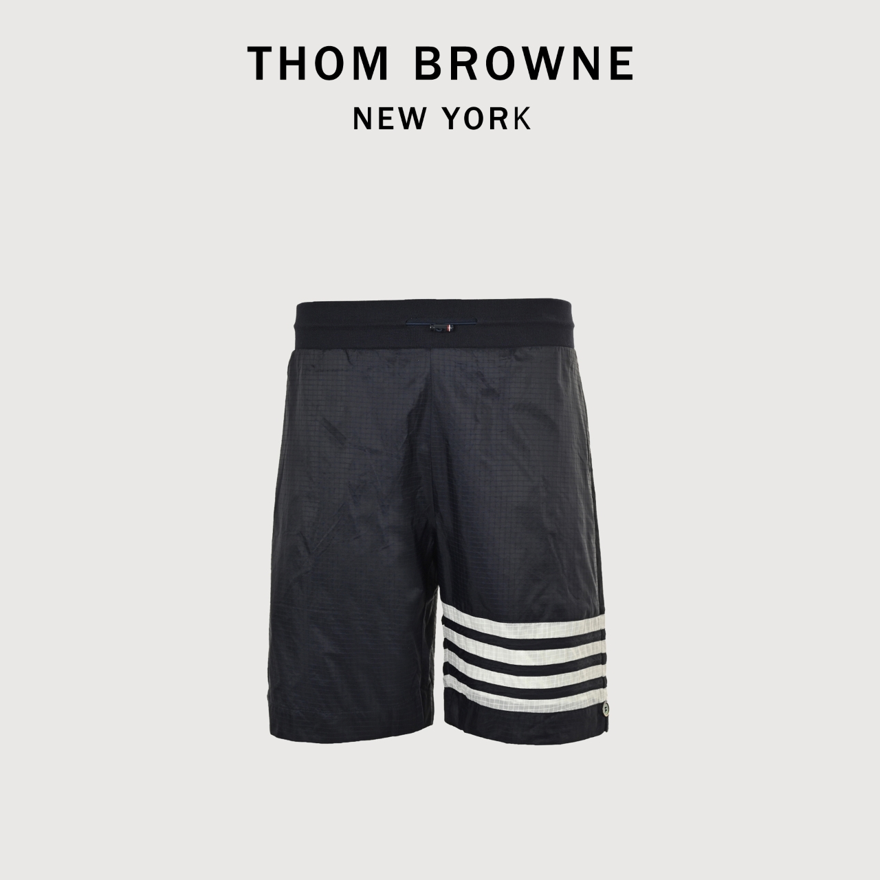 本地自取💰200 Thom Browne/汤姆布朗 25ss 双层梭织四杆防晒短裤 面料原版定制，功能性斜纹面料，成衣百分百定位对条对格，非常耗时废料，密度手感和原版达到一致，松紧腰搭配，轻松调节腰围，更具个性高级，宽松的阔腿裤版型，上身秒变大长腿，手感柔软细腻，上身很舒适，出门不纠结，好搭配。 Size：1-5
