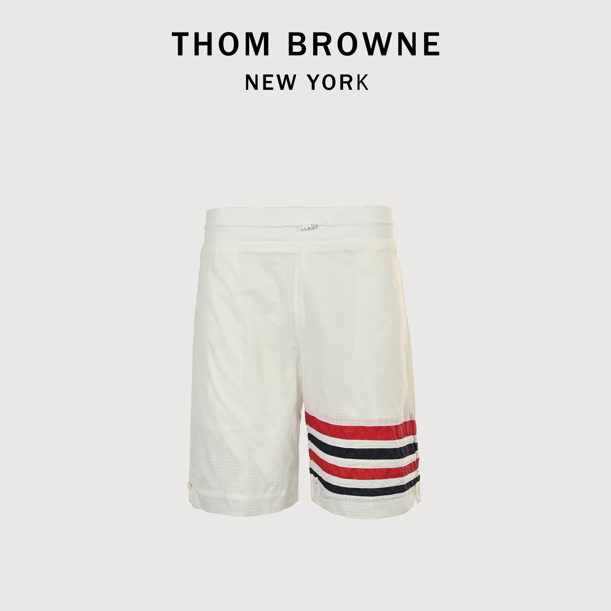 本地自取💰200
Thom Browne/汤姆布朗 25ss 双层梭织四杆防晒短裤
面料原版定制，功能性斜纹面料，成衣百分百定位对条对格，非常耗时废料，密度手感和原版达到一致，松紧腰搭配，轻松调节腰围，更具个性高级，宽松的阔腿裤版型，上身秒变大长腿，手感柔软细腻，上身很舒适，出门不纠结，好搭配。
Size：1-5